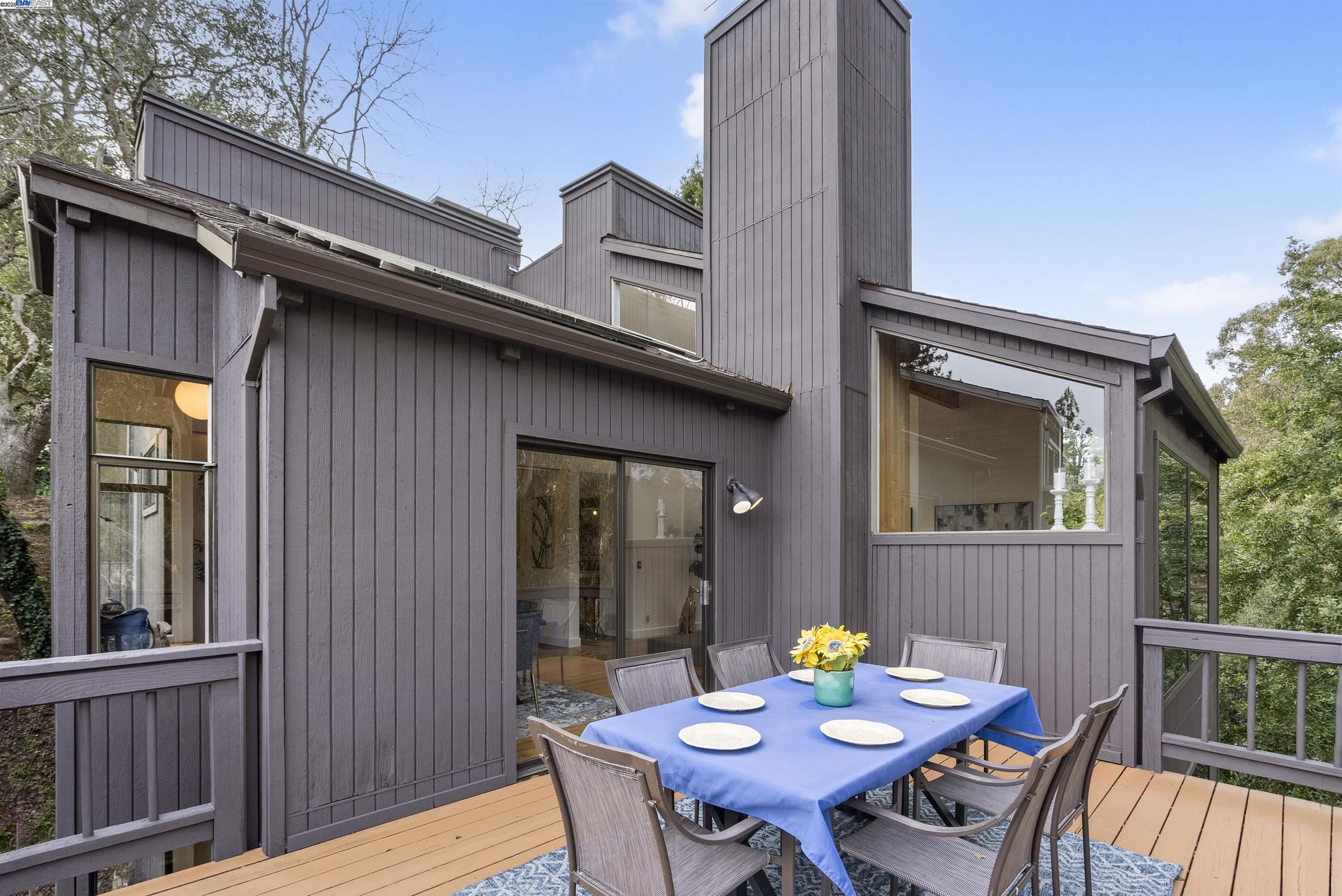 Detail Gallery Image 43 of 50 For 6425 Zinn Dr, Oakland,  CA 94611 - 4 Beds | 2/1 Baths
