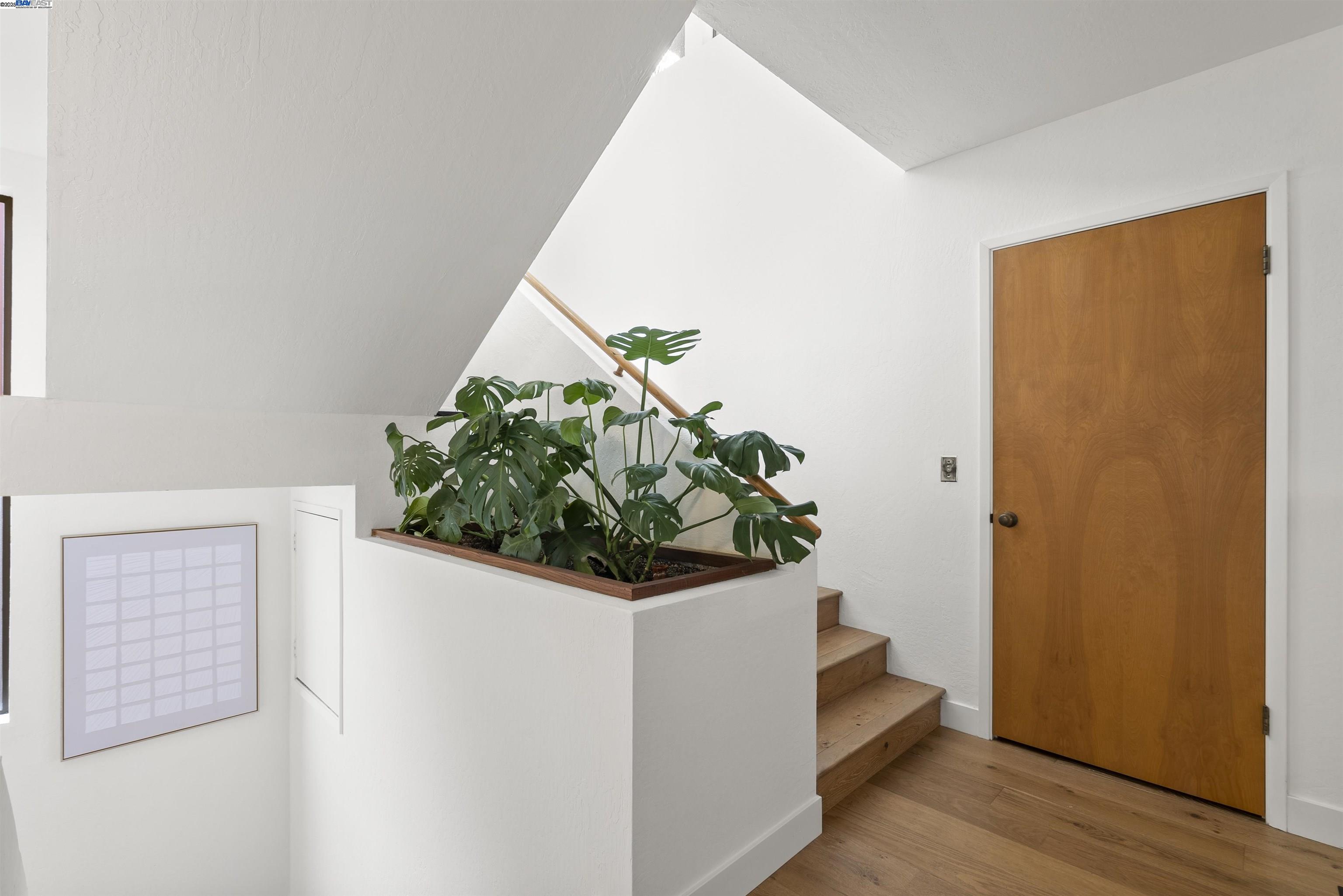 Detail Gallery Image 8 of 50 For 6425 Zinn Dr, Oakland,  CA 94611 - 4 Beds | 2/1 Baths