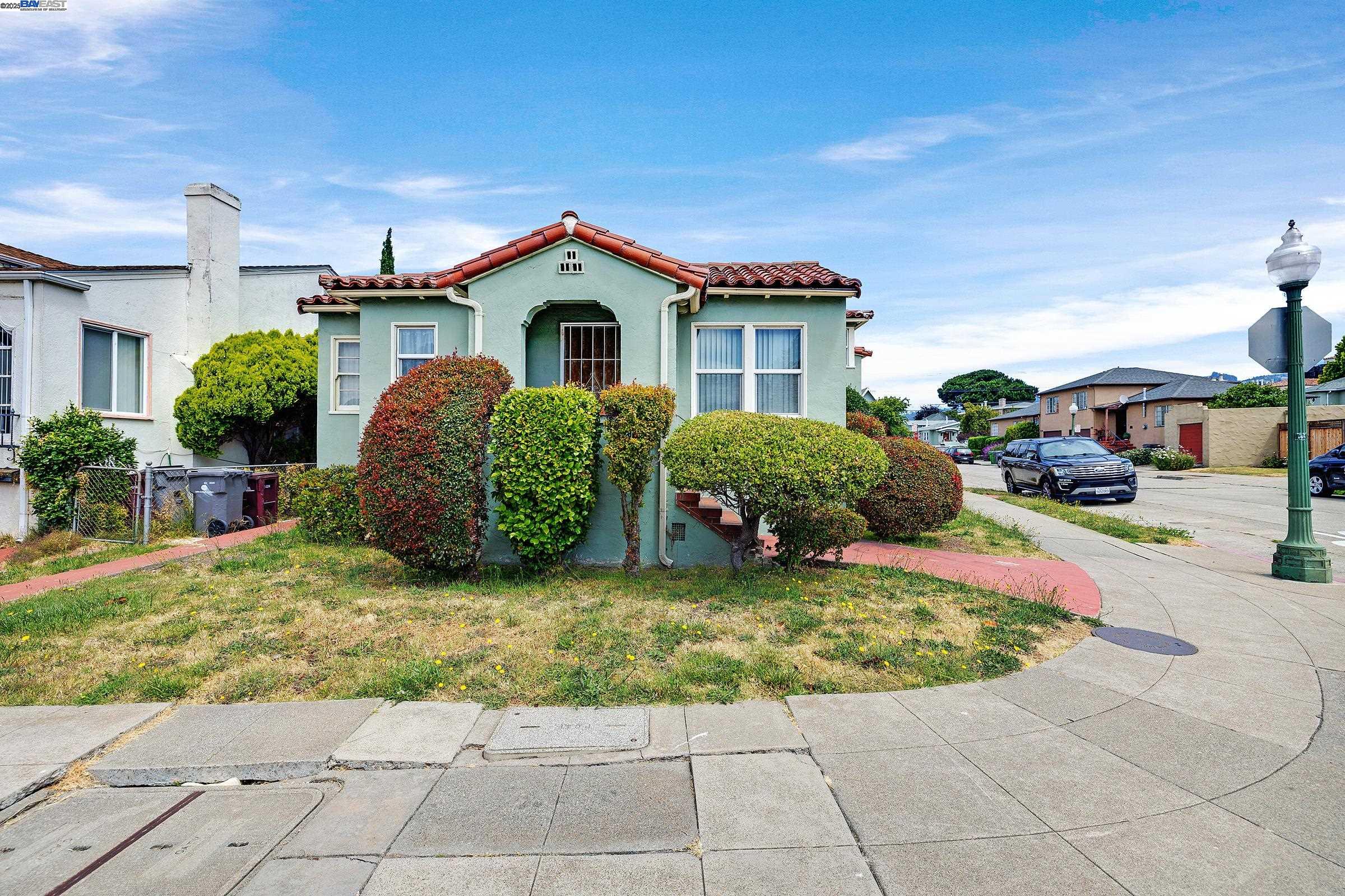 Detail Gallery Image 3 of 27 For 5707 Carberry Ave, Oakland,  CA 94609 - – Beds | – Baths
