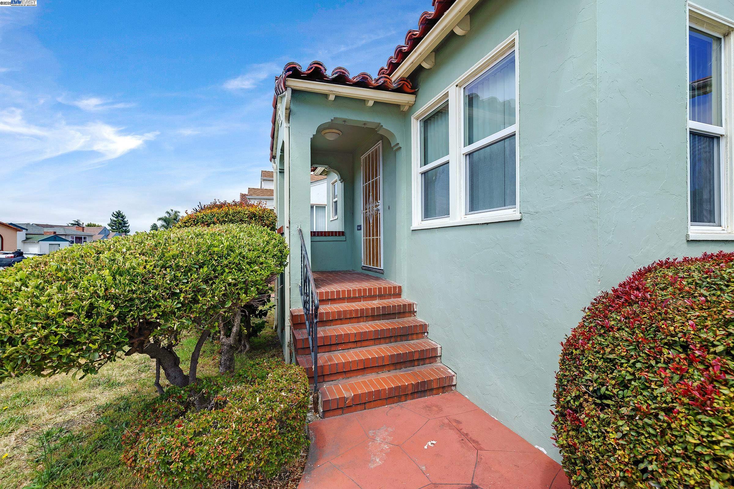 Detail Gallery Image 4 of 27 For 5707 Carberry Ave, Oakland,  CA 94609 - – Beds | – Baths