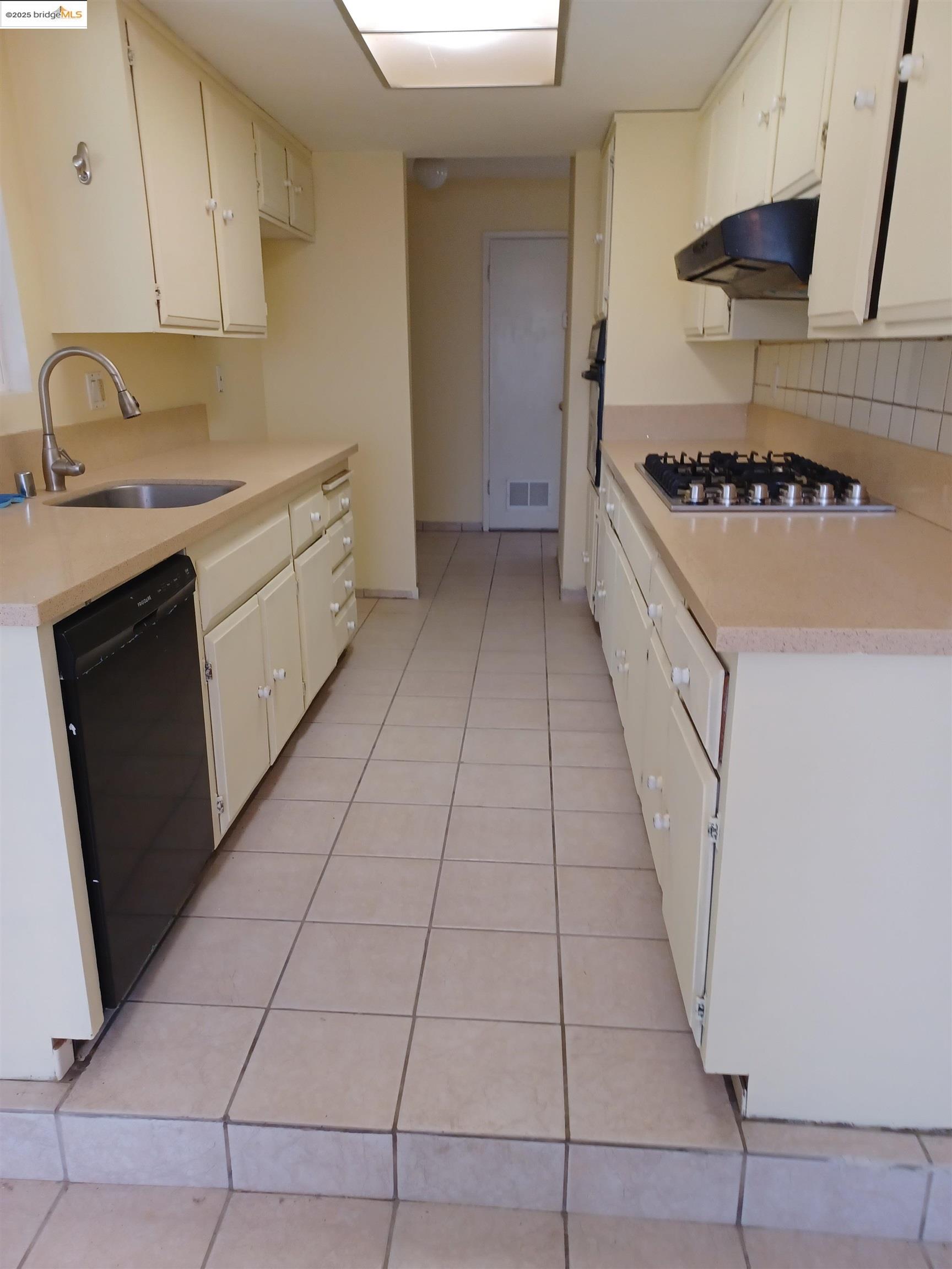 Detail Gallery Image 4 of 18 For 3163 S Francisco Way, Antioch,  CA 94509 - 3 Beds | 2 Baths
