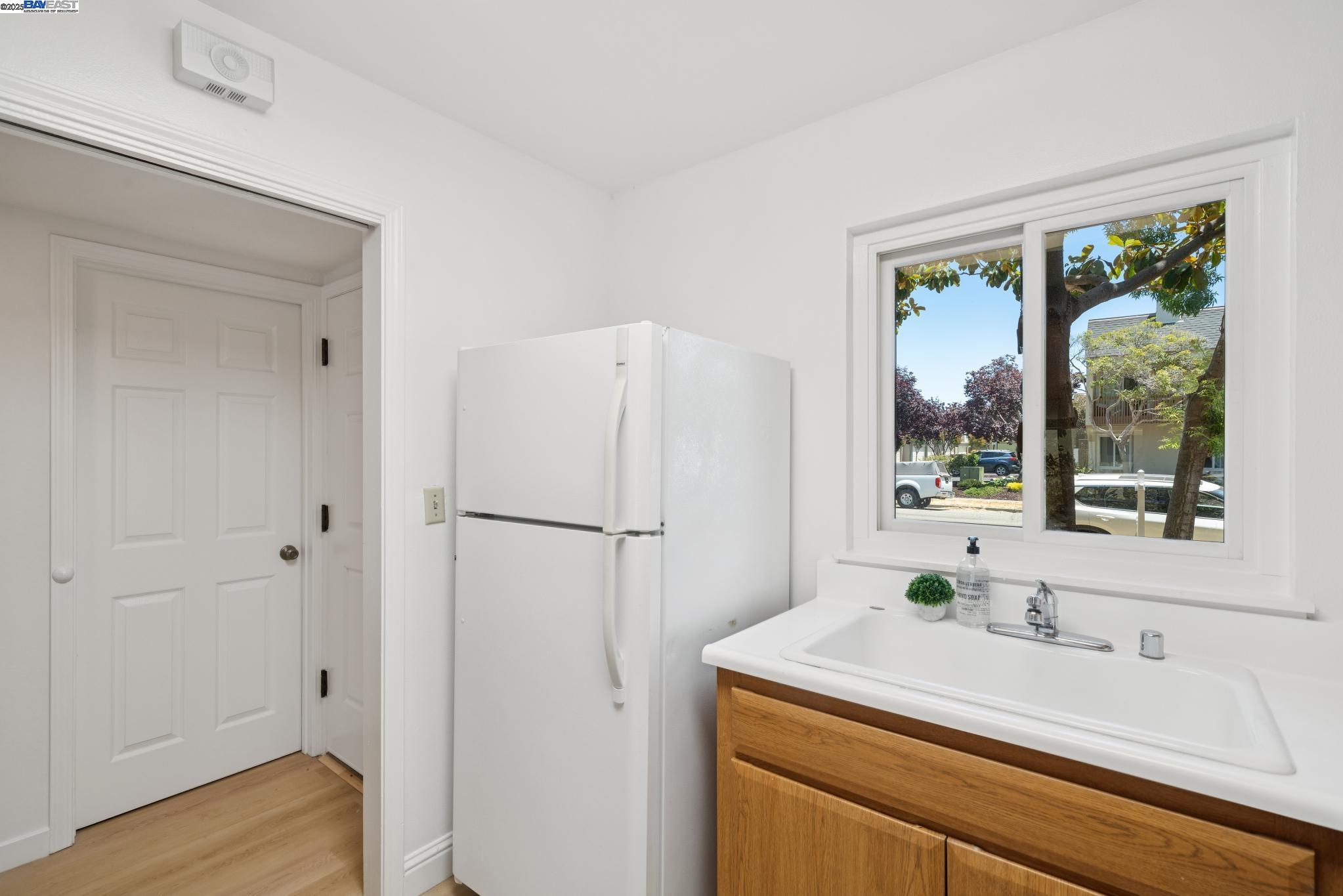 Detail Gallery Image 12 of 44 For 1105 Fontana Dr, Alameda,  CA 94502 - 2 Beds | 1/1 Baths
