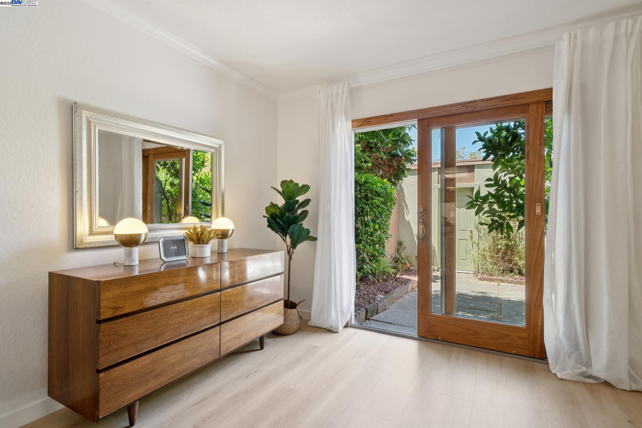 Detail Gallery Image 23 of 44 For 1105 Fontana Dr, Alameda,  CA 94502 - 2 Beds | 1/1 Baths