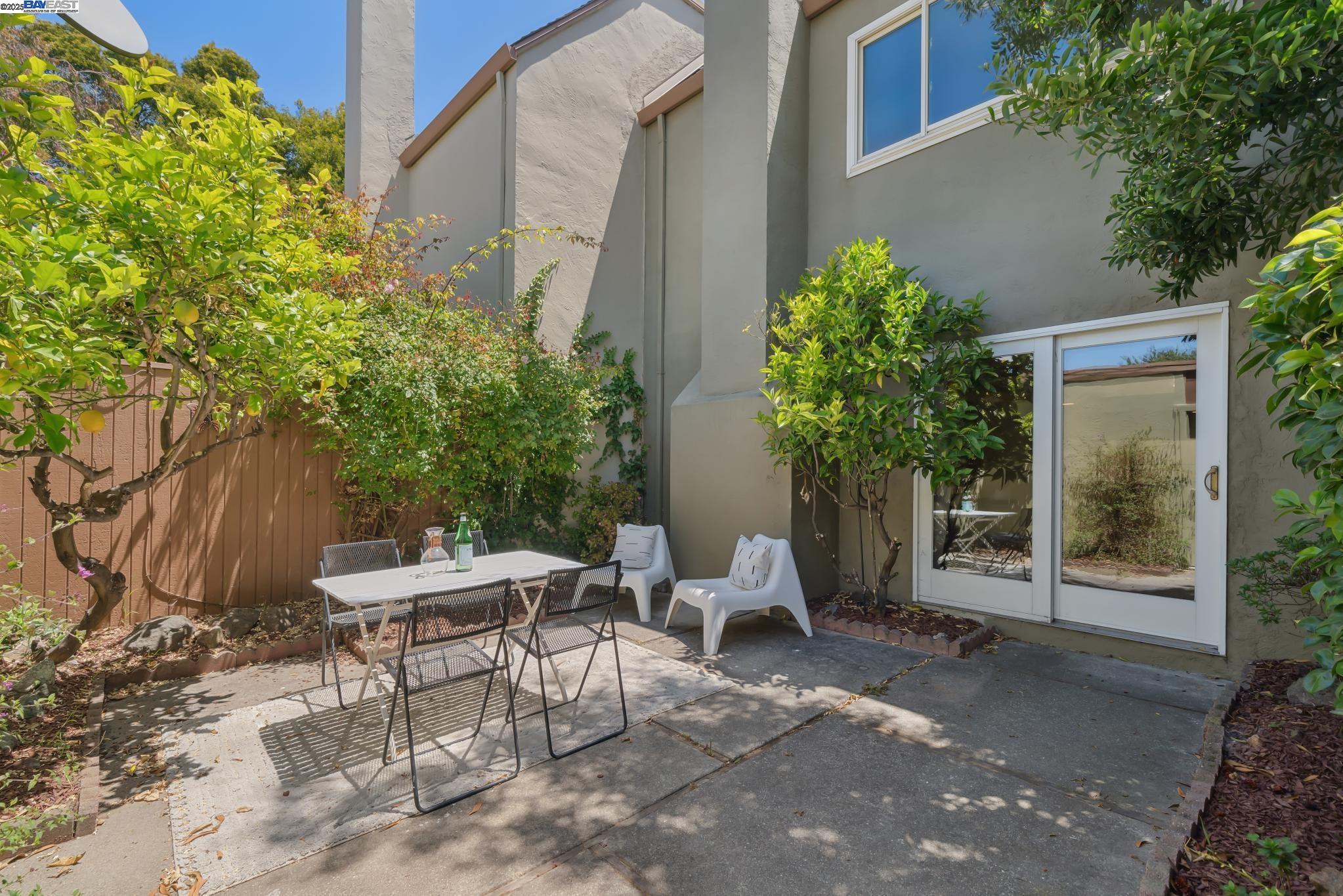 Detail Gallery Image 24 of 44 For 1105 Fontana Dr, Alameda,  CA 94502 - 2 Beds | 1/1 Baths