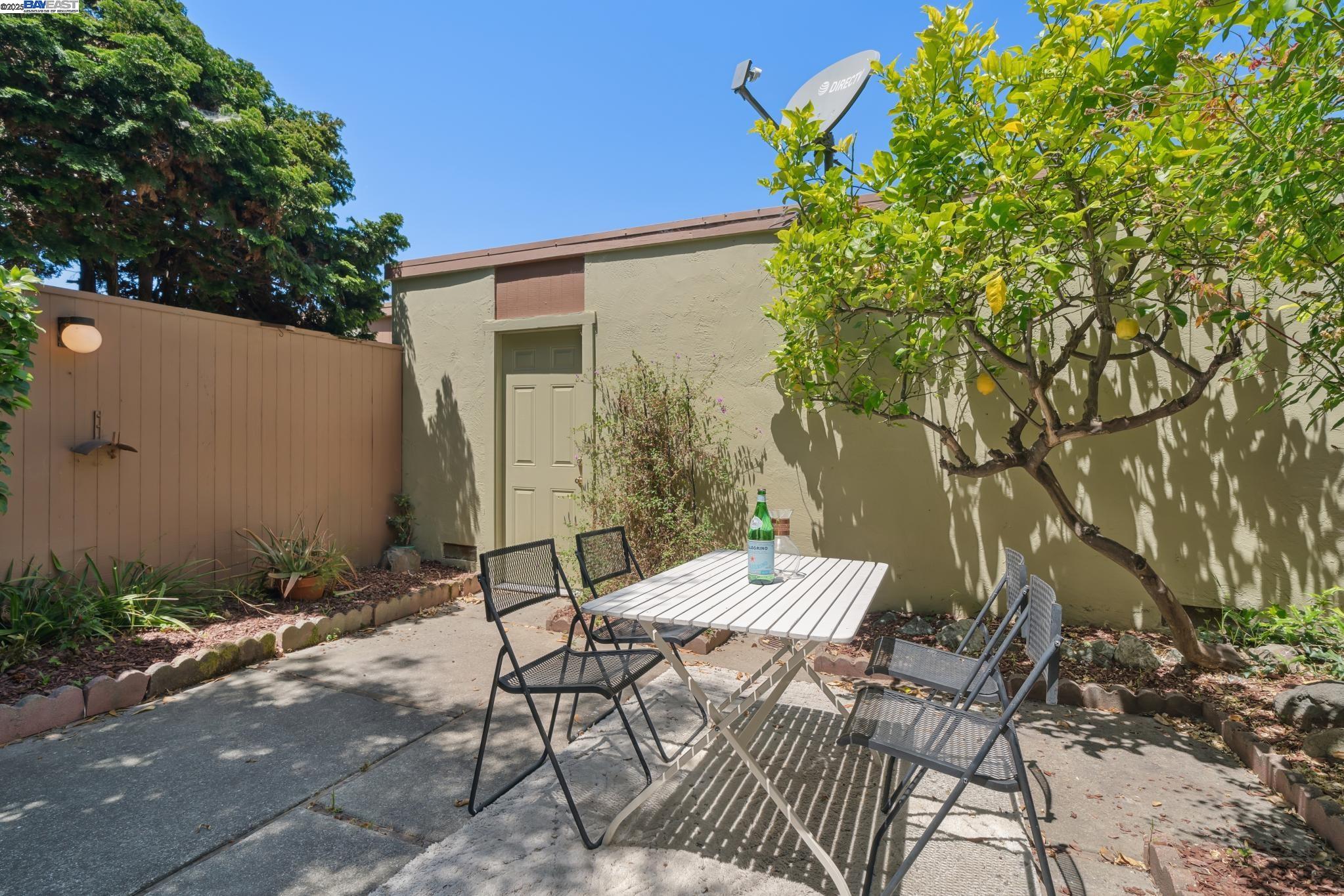 Detail Gallery Image 26 of 44 For 1105 Fontana Dr, Alameda,  CA 94502 - 2 Beds | 1/1 Baths