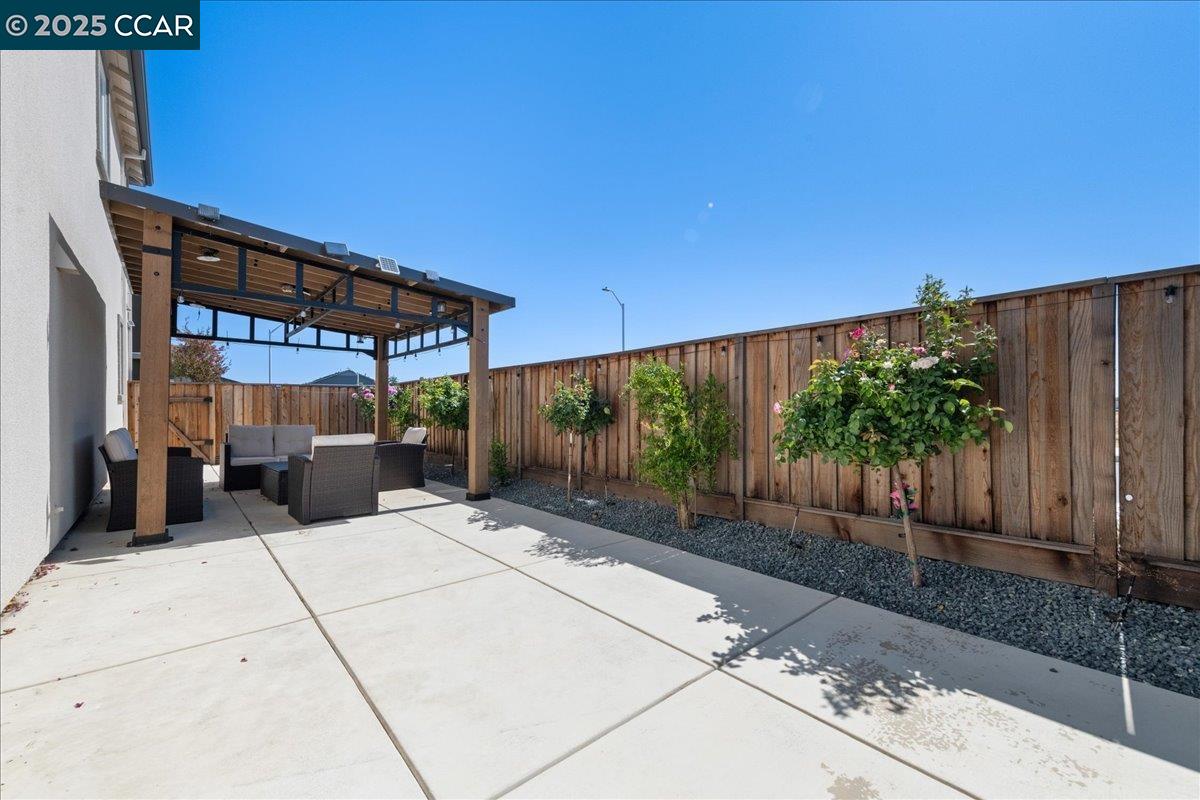 Detail Gallery Image 11 of 44 For 300 Hideaway Lane, Pittsburg,  CA 94565 - 4 Beds | 3 Baths