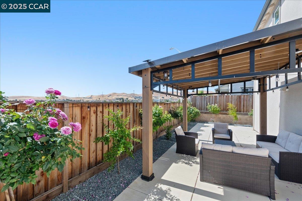 Detail Gallery Image 12 of 44 For 300 Hideaway Lane, Pittsburg,  CA 94565 - 4 Beds | 3 Baths
