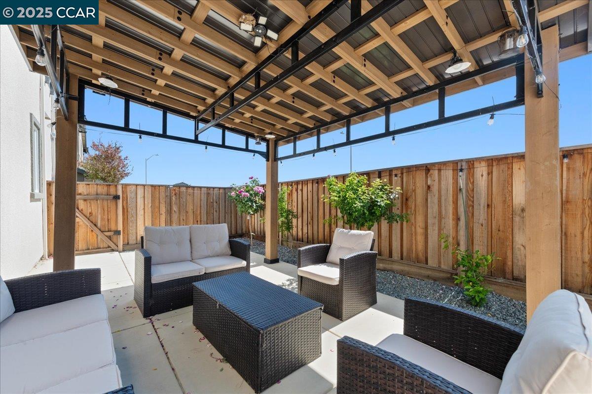 Detail Gallery Image 14 of 44 For 300 Hideaway Lane, Pittsburg,  CA 94565 - 4 Beds | 3 Baths