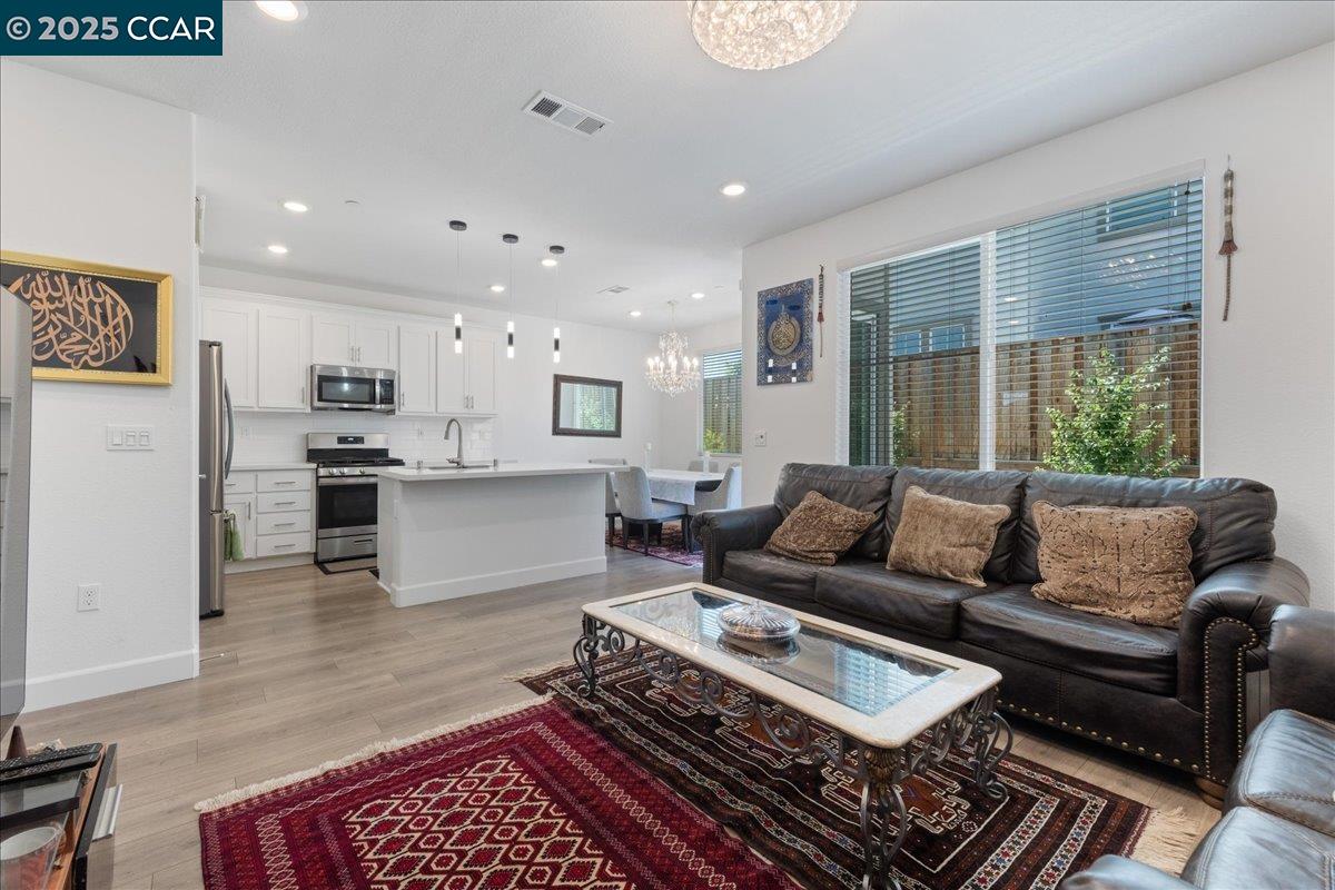 Detail Gallery Image 22 of 44 For 300 Hideaway Lane, Pittsburg,  CA 94565 - 4 Beds | 3 Baths