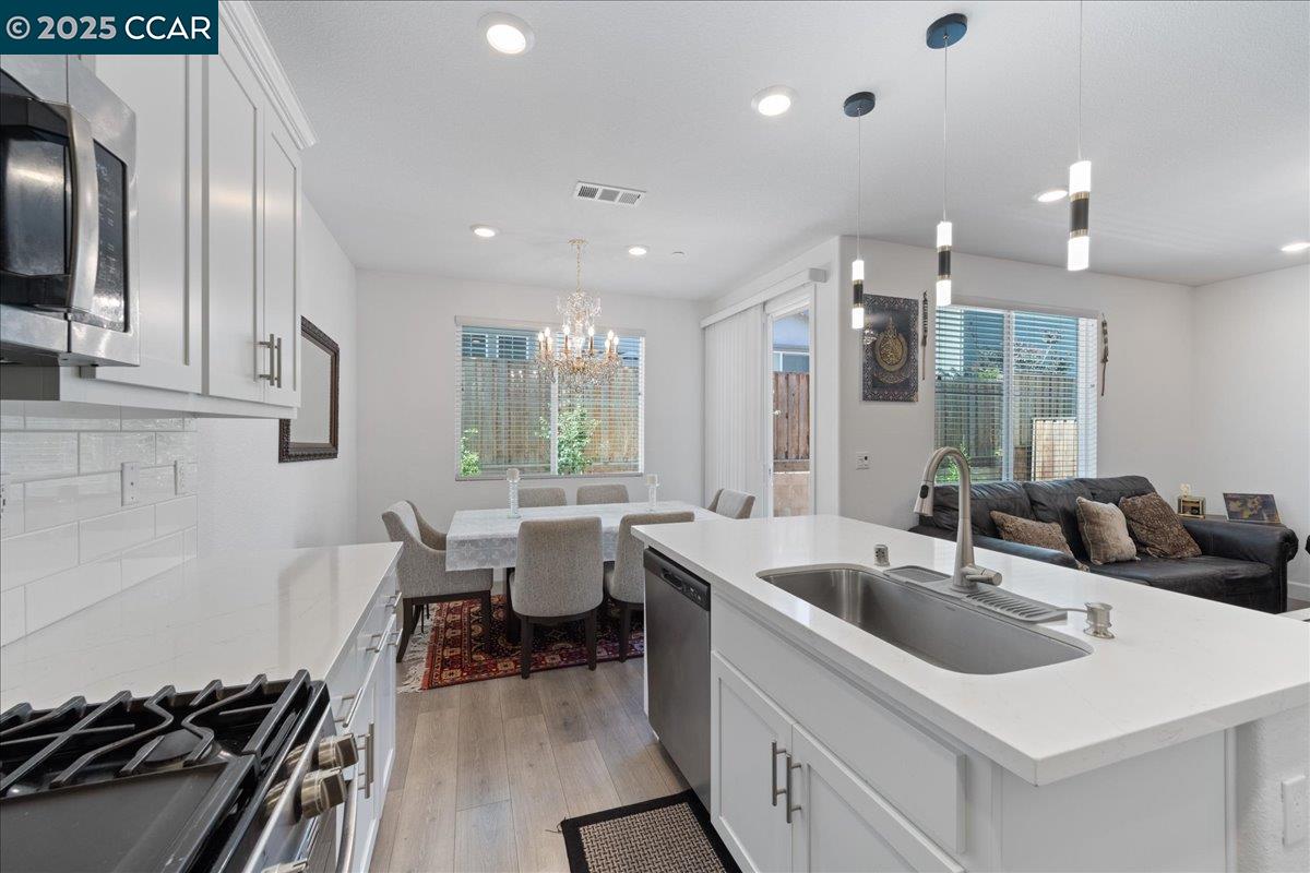 Detail Gallery Image 25 of 44 For 300 Hideaway Lane, Pittsburg,  CA 94565 - 4 Beds | 3 Baths