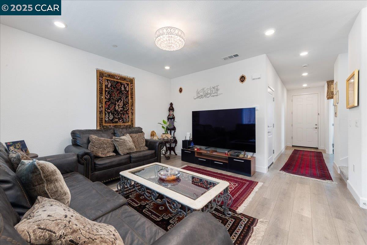 Detail Gallery Image 29 of 44 For 300 Hideaway Lane, Pittsburg,  CA 94565 - 4 Beds | 3 Baths