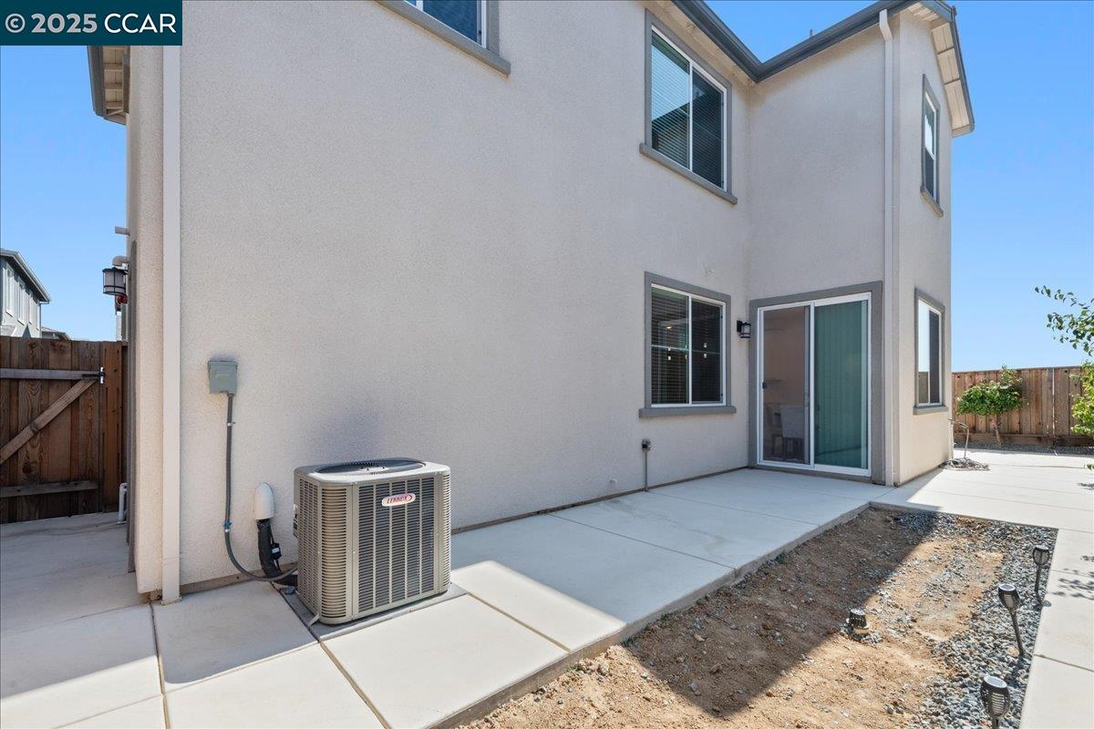 Detail Gallery Image 10 of 44 For 300 Hideaway Lane, Pittsburg,  CA 94565 - 4 Beds | 3 Baths