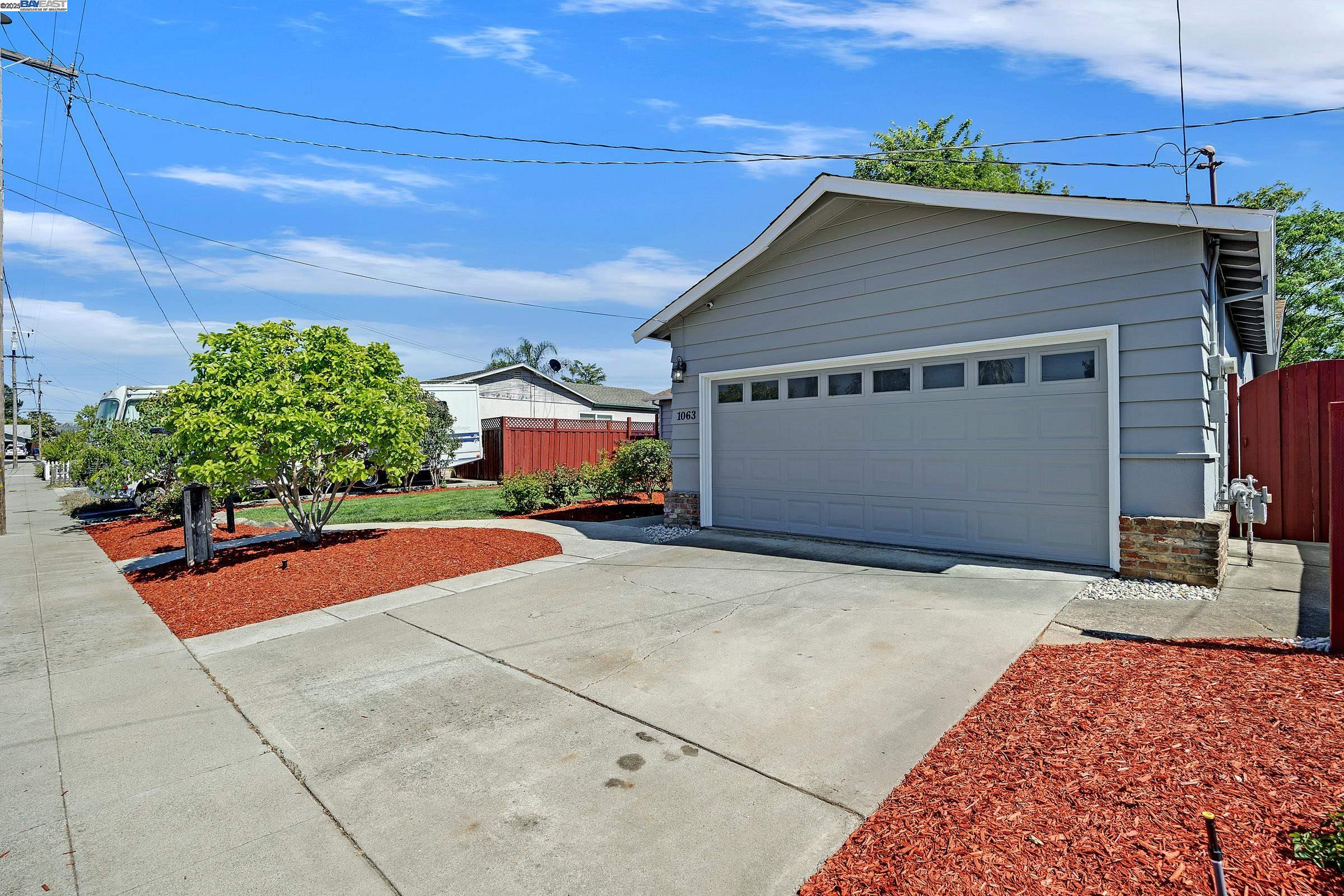 Detail Gallery Image 3 of 29 For 1063 via Madrid, Livermore,  CA 94550 - 3 Beds | 2 Baths