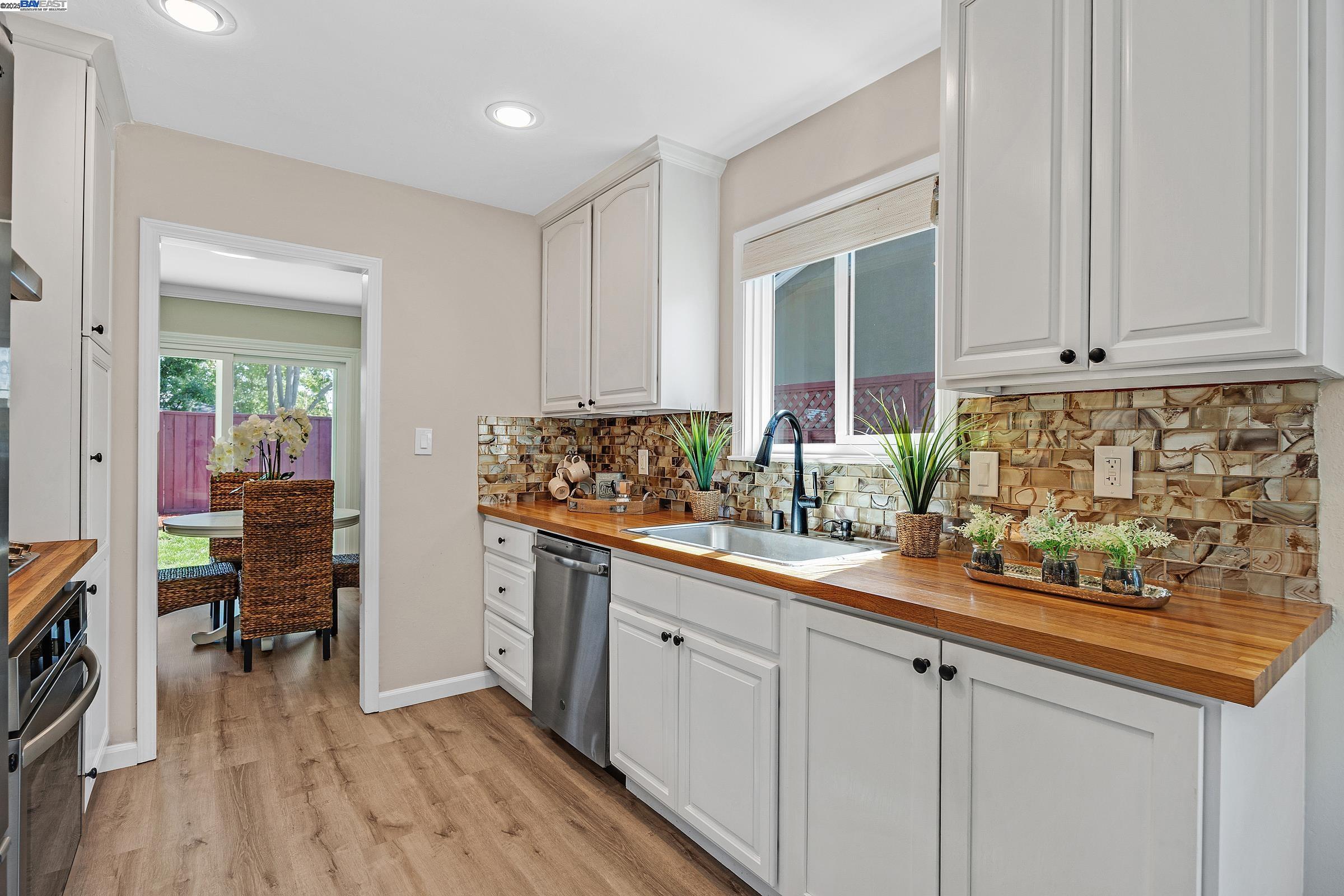 Detail Gallery Image 9 of 29 For 1063 via Madrid, Livermore,  CA 94550 - 3 Beds | 2 Baths