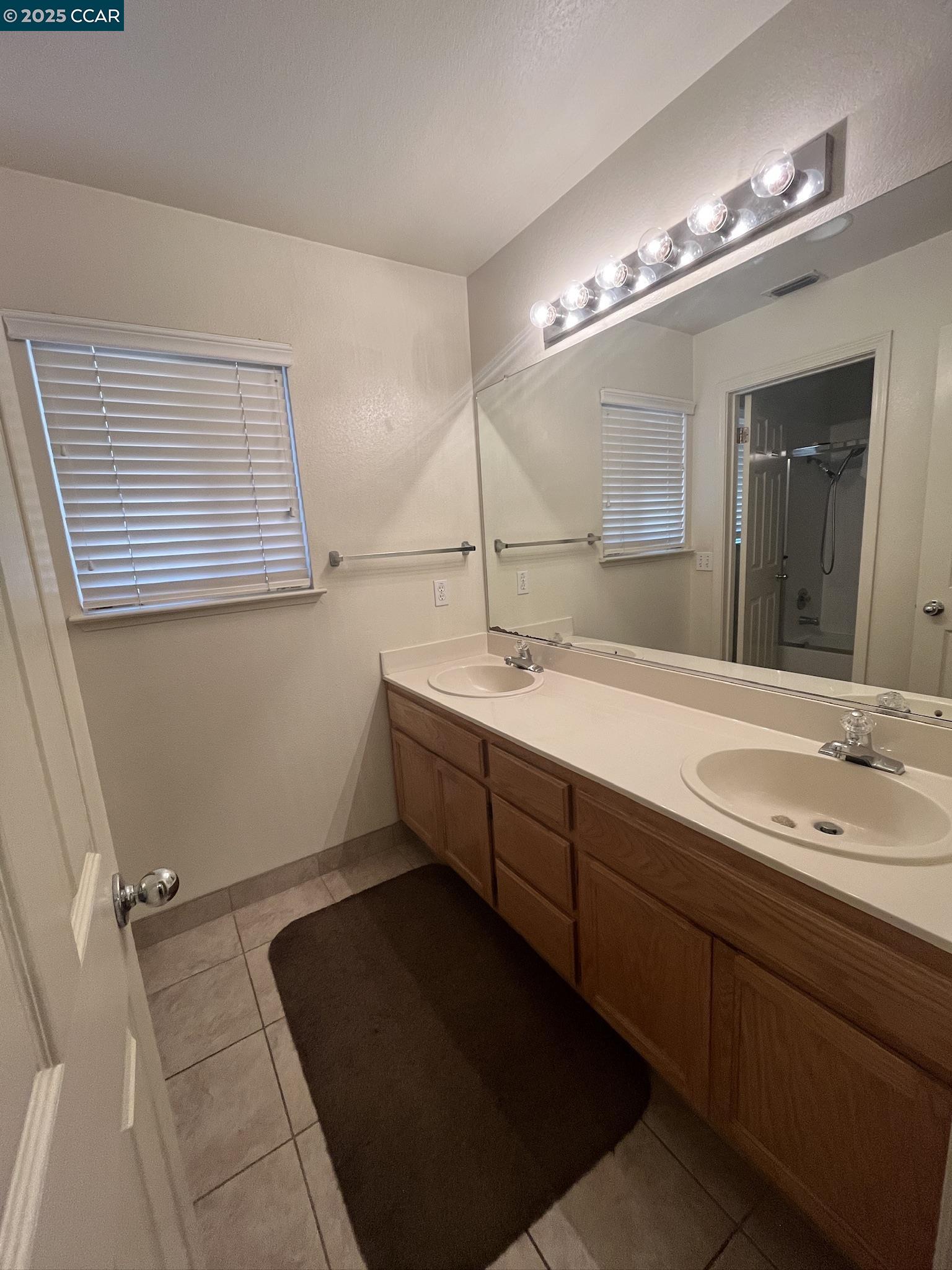 Detail Gallery Image 12 of 21 For 1214 Dover Ln, Tracy,  CA 95377 - 5 Beds | 2/1 Baths