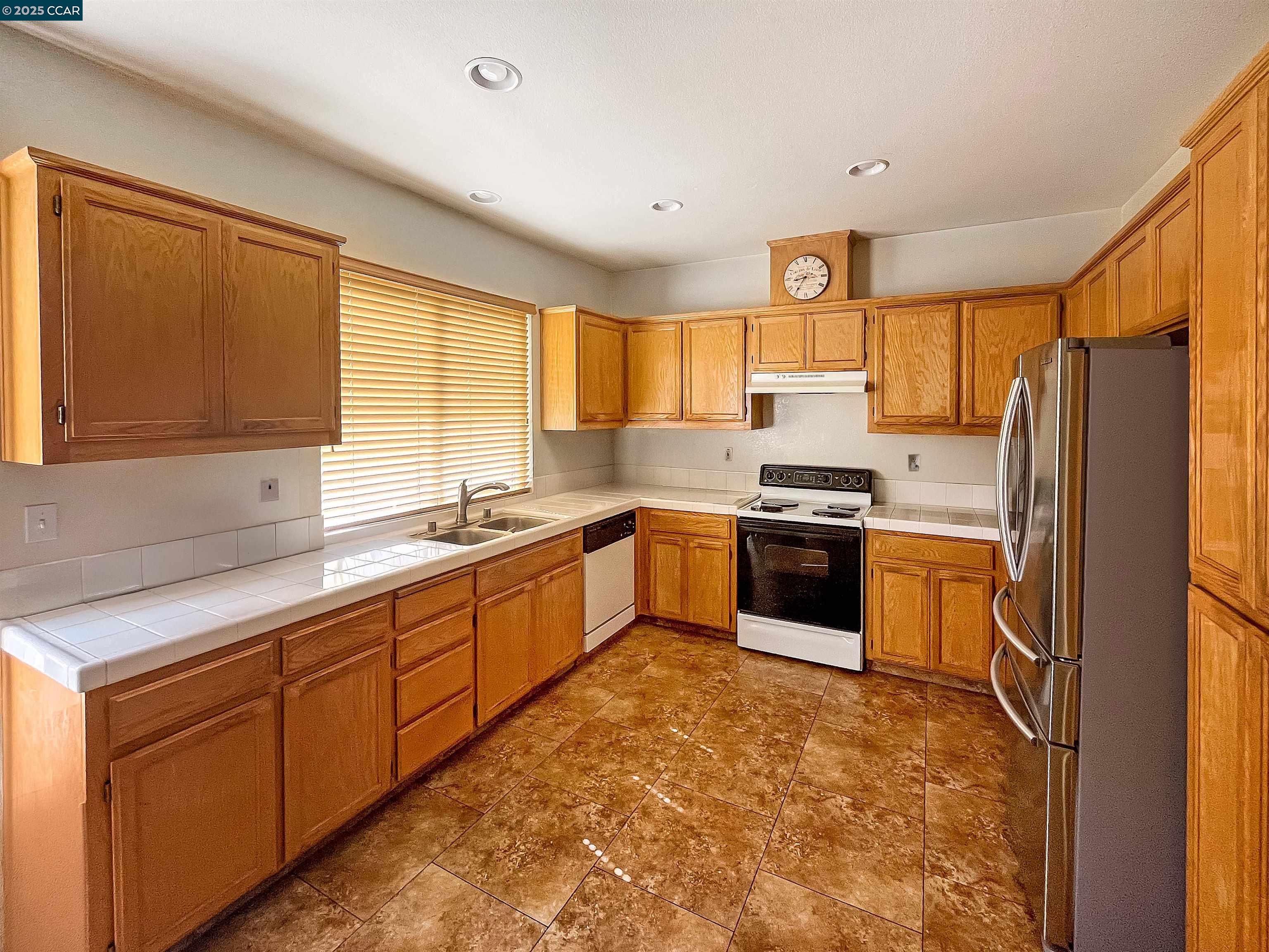 Detail Gallery Image 5 of 21 For 1214 Dover Ln, Tracy,  CA 95377 - 5 Beds | 2/1 Baths