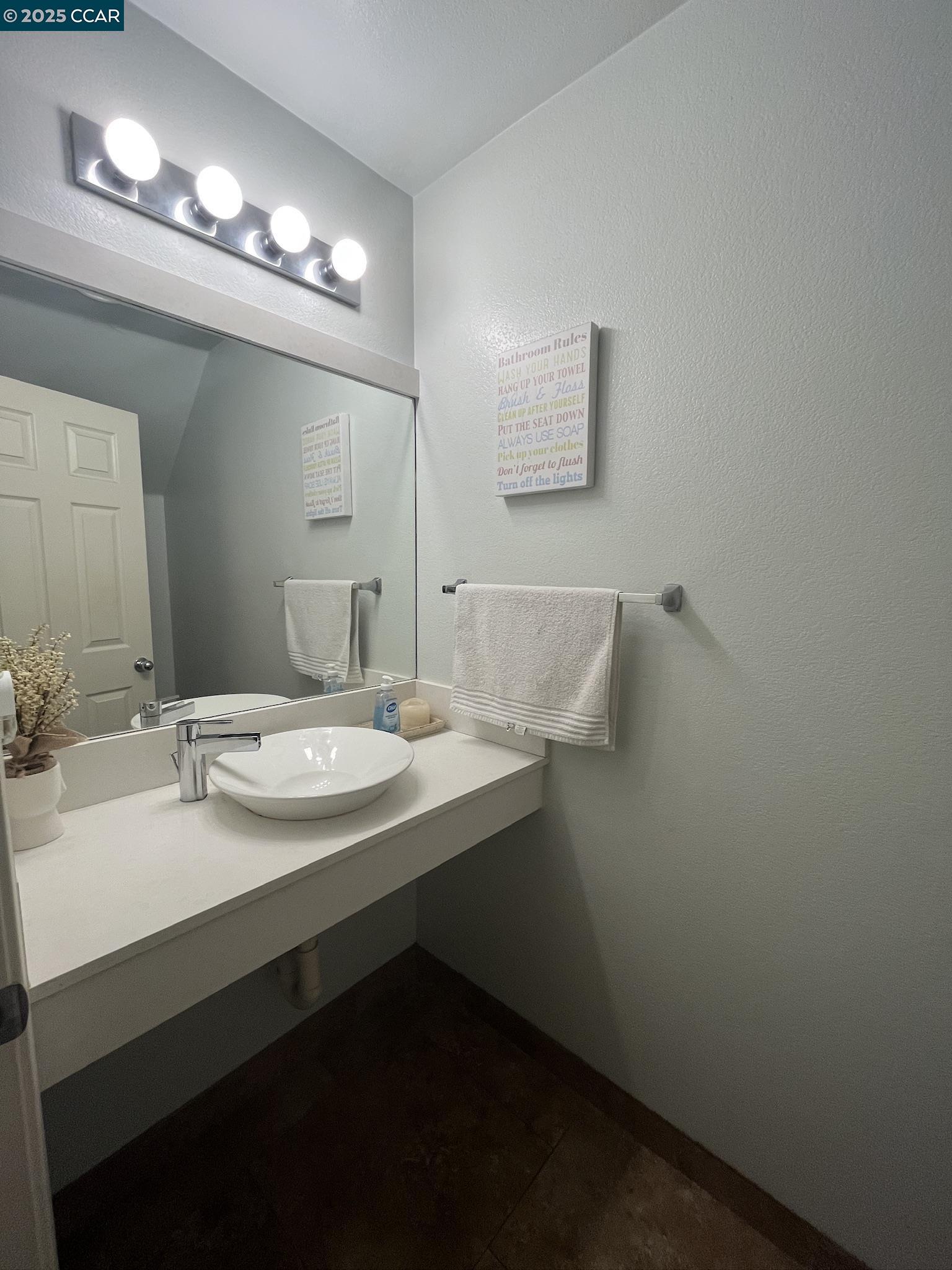 Detail Gallery Image 8 of 21 For 1214 Dover Ln, Tracy,  CA 95377 - 5 Beds | 2/1 Baths