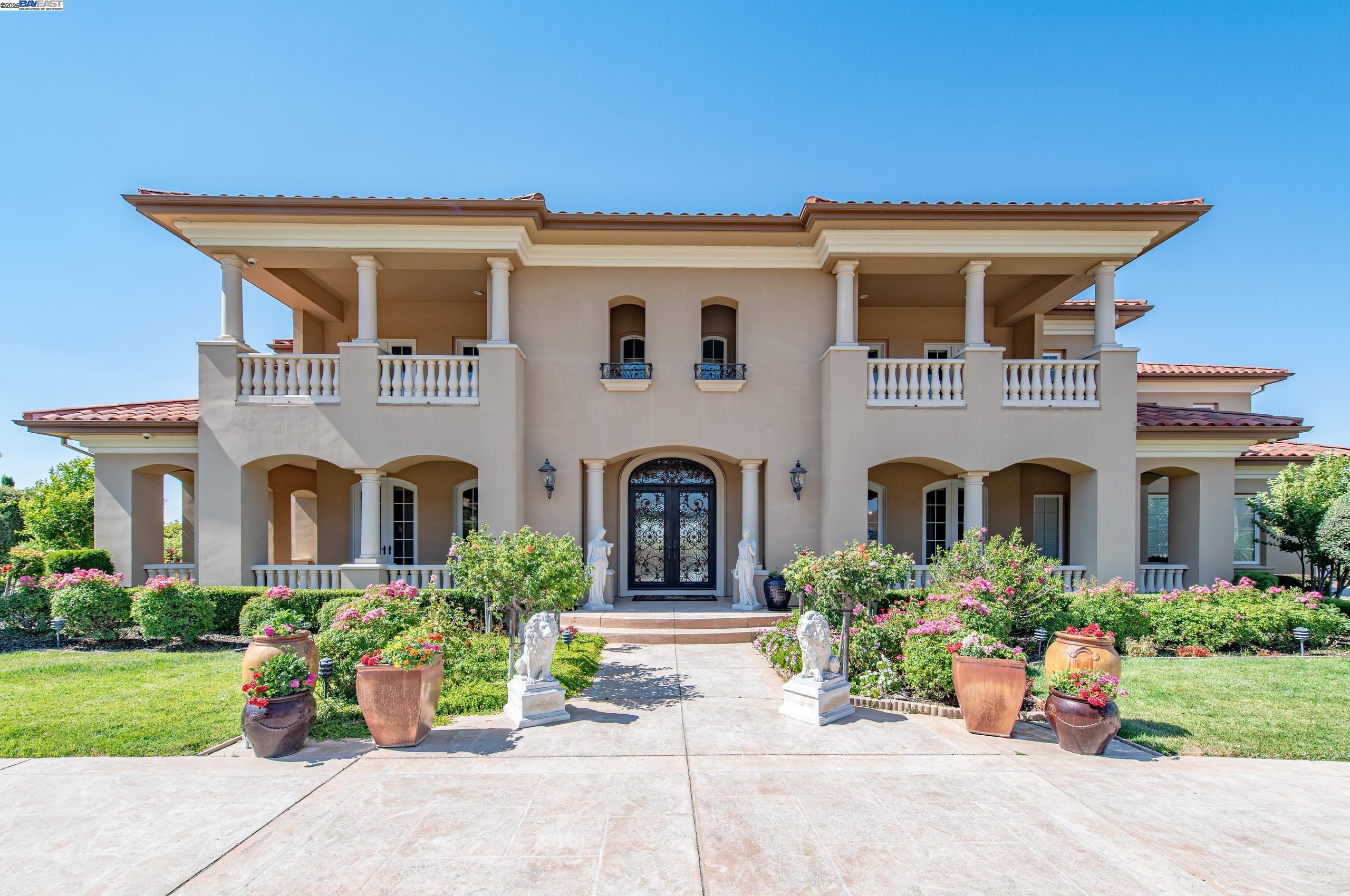 Detail Gallery Image 9 of 44 For 1916 Ticino Ct, Pleasanton,  CA 94566 - 5 Beds | 6/1 Baths