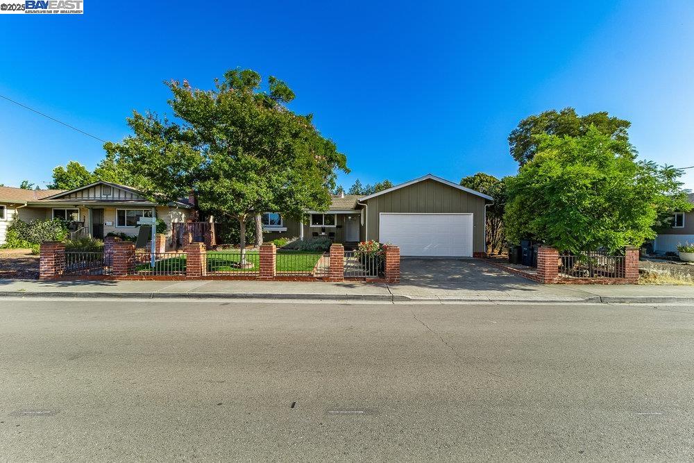 Detail Gallery Image 3 of 32 For 3283 East Ave, Livermore,  CA 94550 - 3 Beds | 2 Baths
