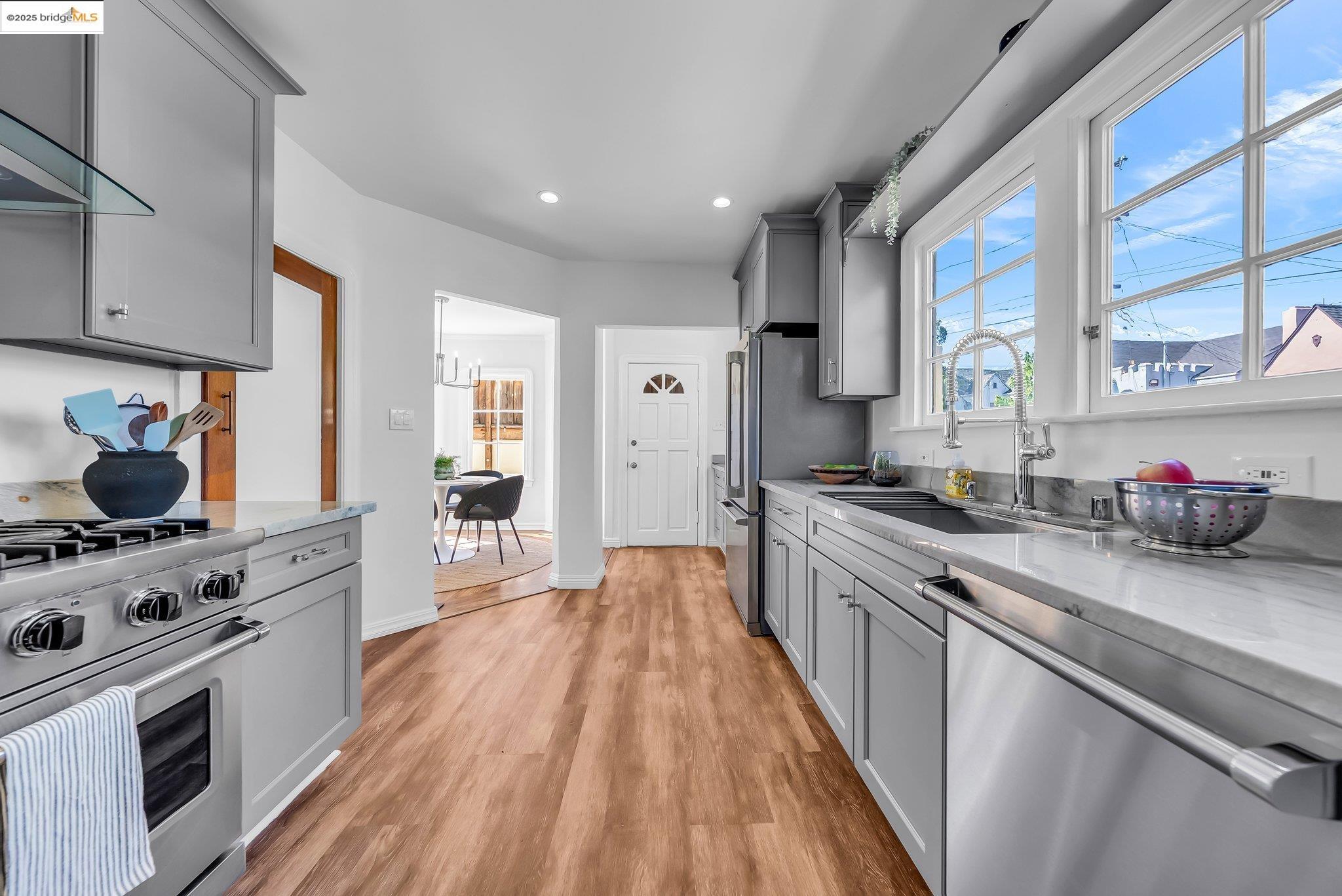 Detail Gallery Image 18 of 60 For 5605 Picardy Dr, Oakland,  CA 94605 - 3 Beds | 1/1 Baths