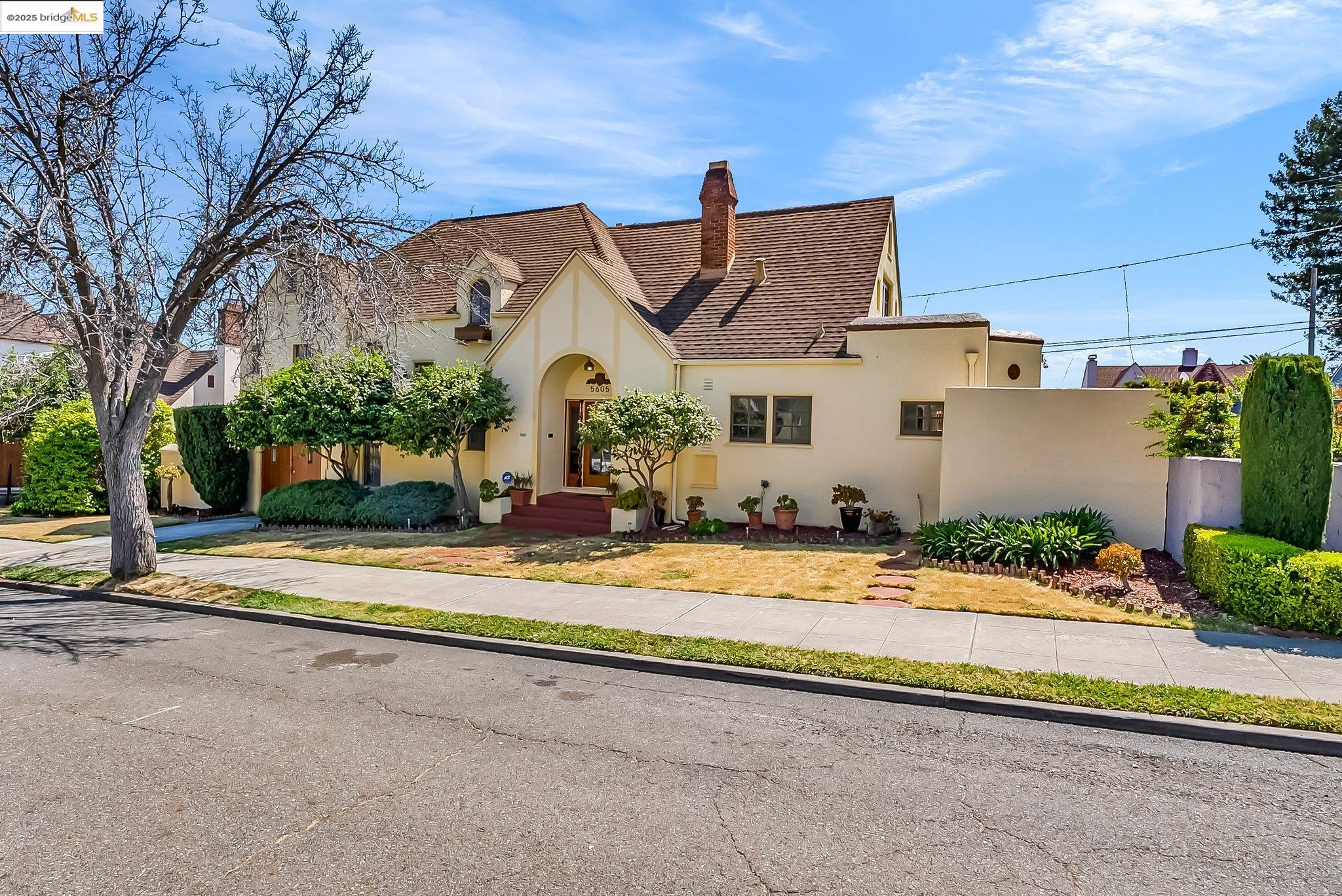Detail Gallery Image 4 of 60 For 5605 Picardy Dr, Oakland,  CA 94605 - 3 Beds | 1/1 Baths