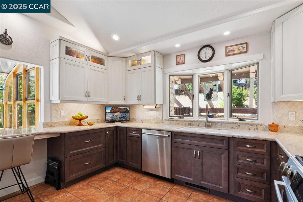 Detail Gallery Image 9 of 43 For 65 Saint Thomas, Pleasant Hill,  CA 94523 - 4 Beds | 2/1 Baths