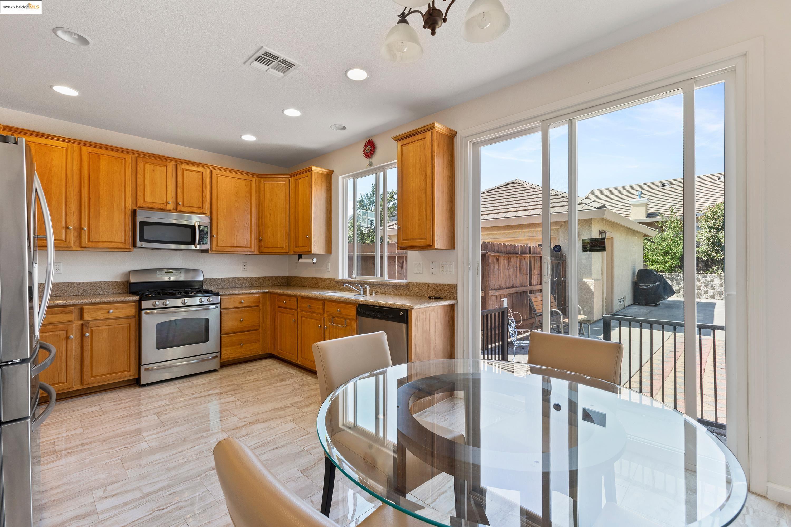 Detail Gallery Image 6 of 25 For 1641 Tucson Circle, Suisun City,  CA 94585 - 3 Beds | 2/1 Baths
