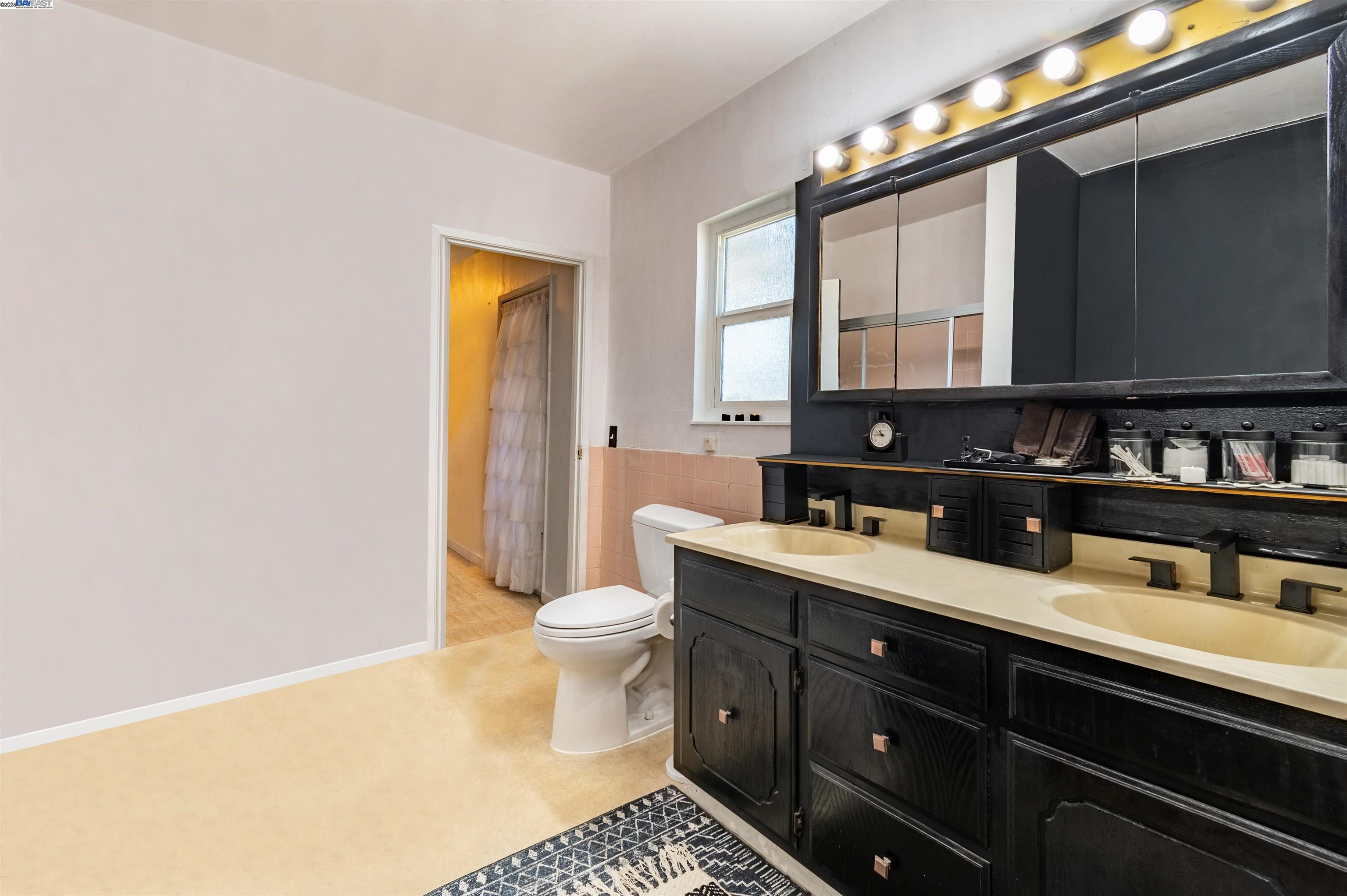 Detail Gallery Image 12 of 14 For 1045 72nd Avenue, Oakland,  CA 94621 - 2 Beds | 1 Baths