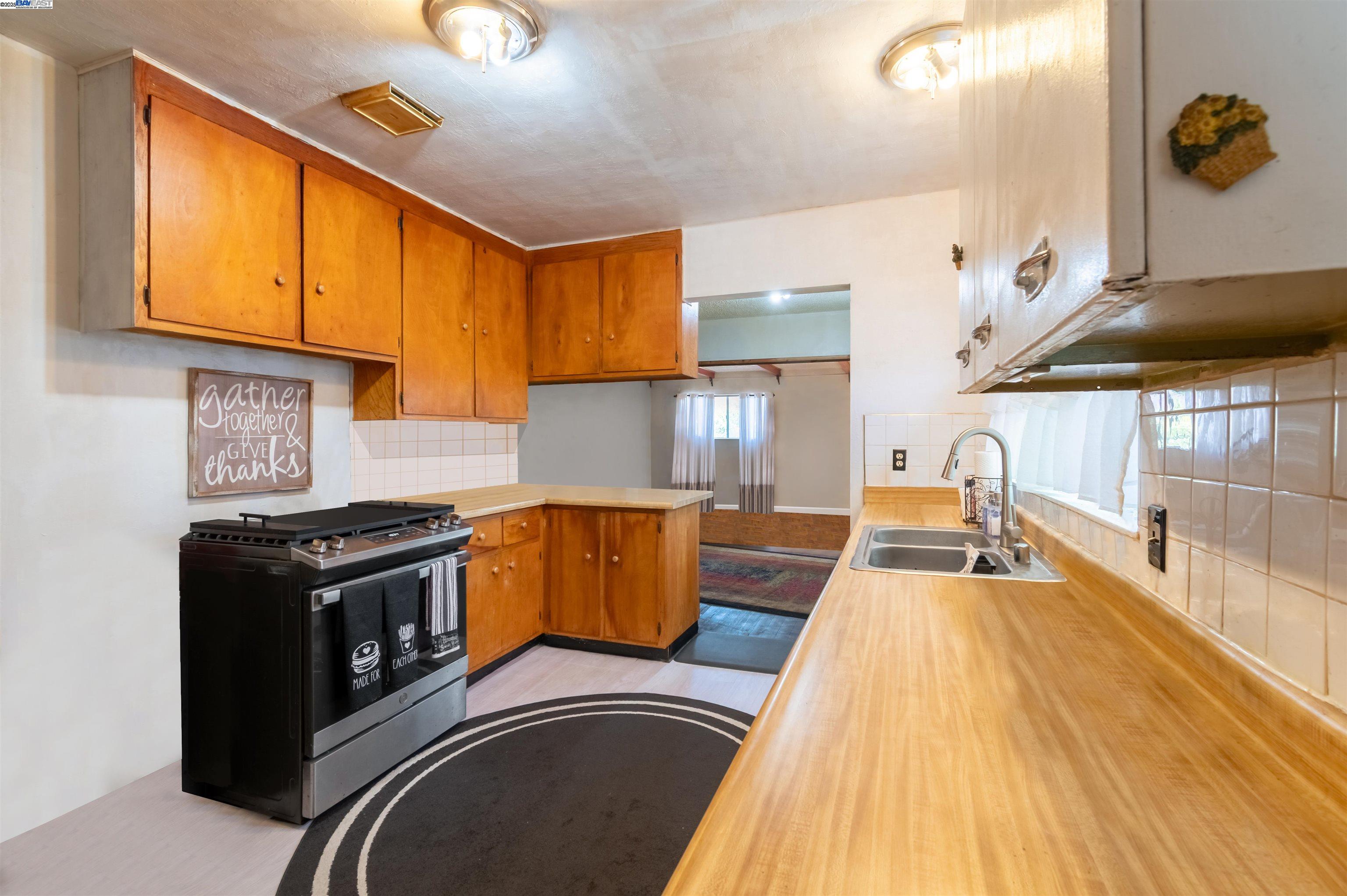 Detail Gallery Image 5 of 14 For 1045 72nd Avenue, Oakland,  CA 94621 - 2 Beds | 1 Baths