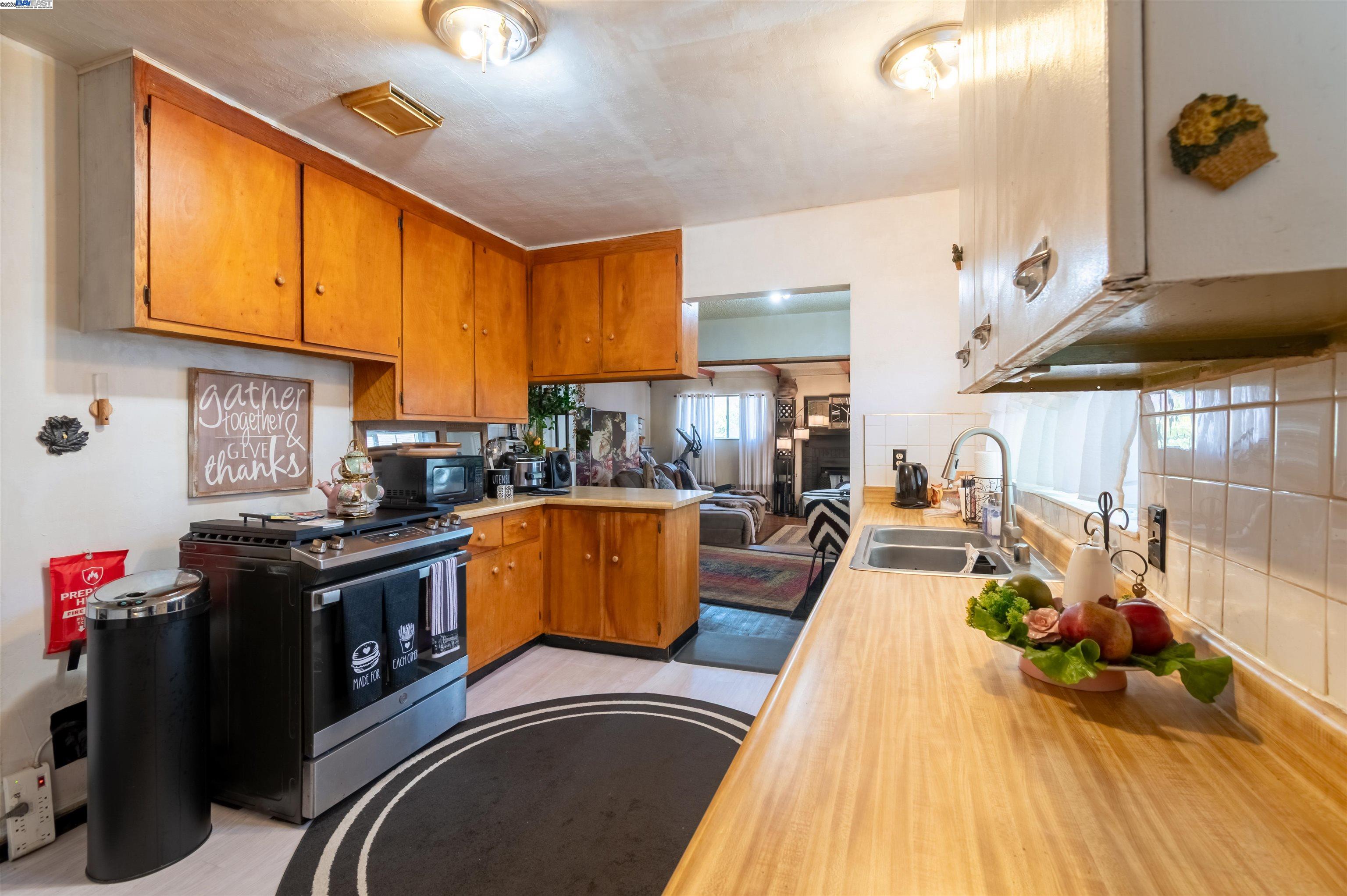 1045 72nd Avenue, Oakland, California 94621, 2 Bedrooms Bedrooms, 3 Rooms Rooms,1 BathroomBathrooms,Residential,For Sale,1045 72nd Avenue,41103237