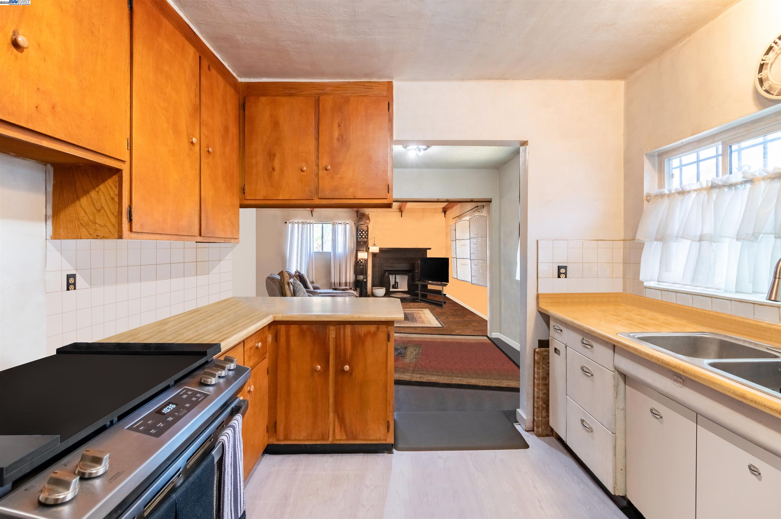 Detail Gallery Image 6 of 14 For 1045 72nd Avenue, Oakland,  CA 94621 - 2 Beds | 1 Baths