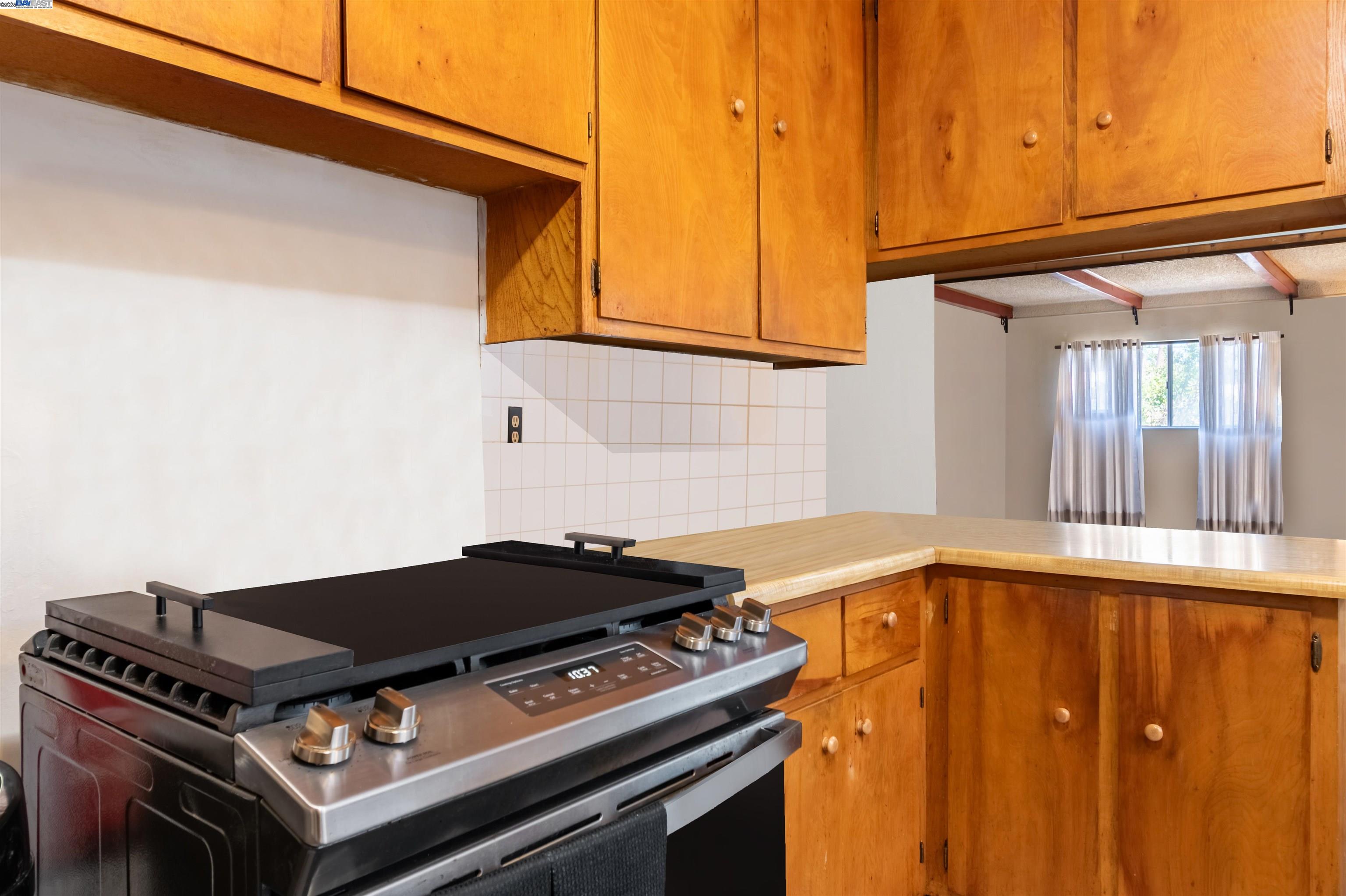 Detail Gallery Image 7 of 14 For 1045 72nd Avenue, Oakland,  CA 94621 - 2 Beds | 1 Baths