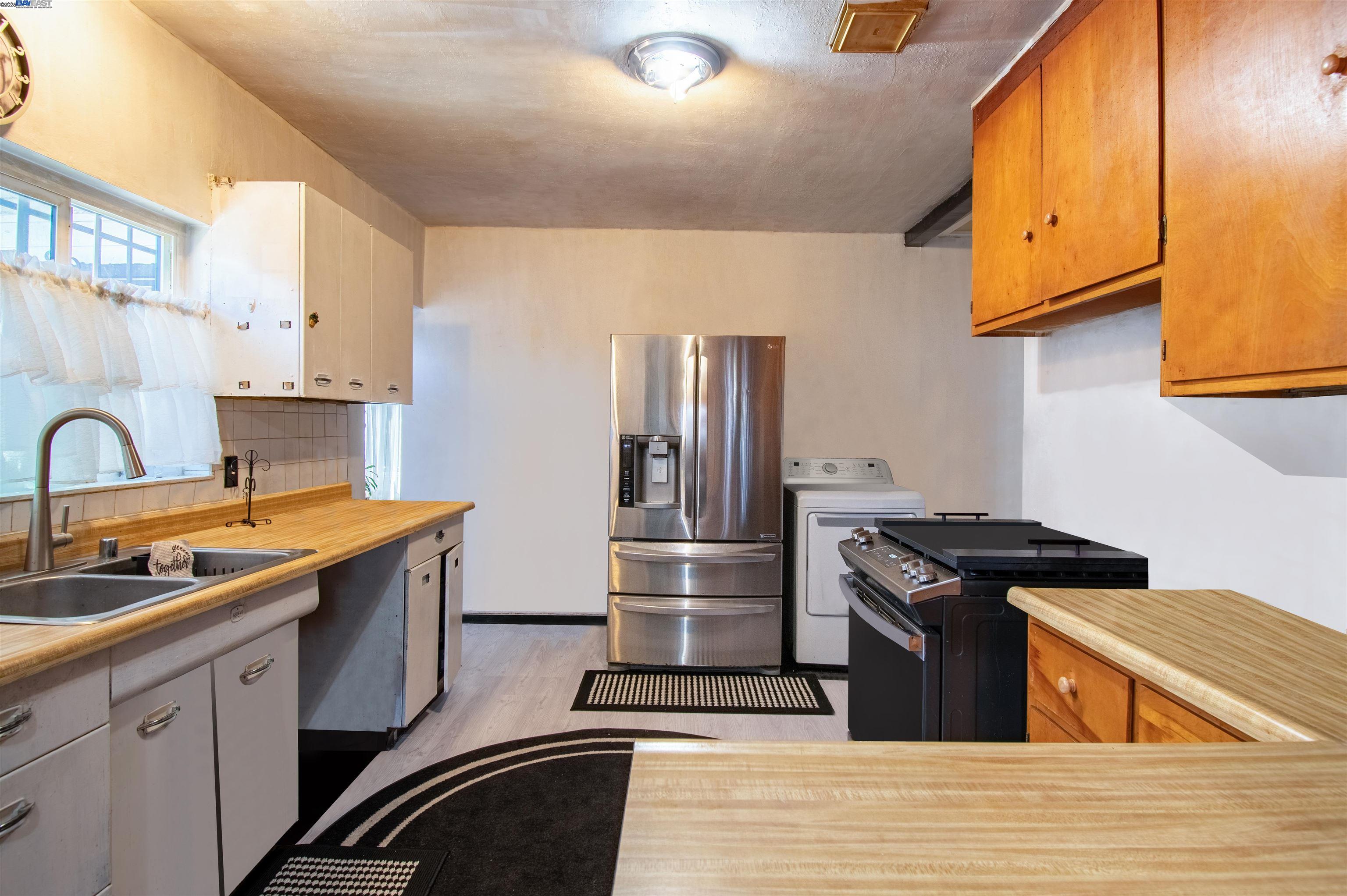Detail Gallery Image 8 of 14 For 1045 72nd Avenue, Oakland,  CA 94621 - 2 Beds | 1 Baths