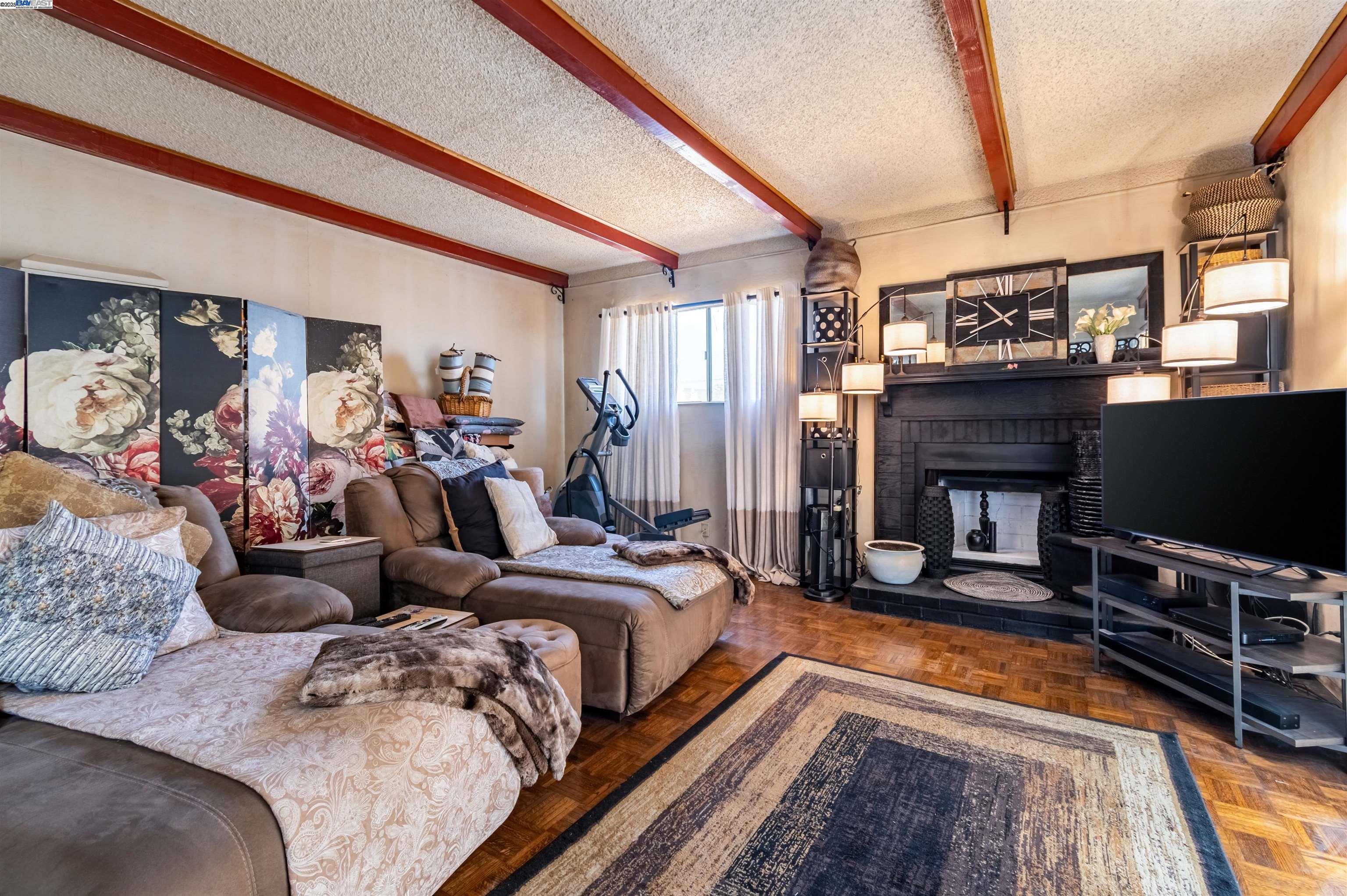 1045 72nd Avenue, Oakland, California 94621, 2 Bedrooms Bedrooms, 3 Rooms Rooms,1 BathroomBathrooms,Residential,For Sale,1045 72nd Avenue,41103237