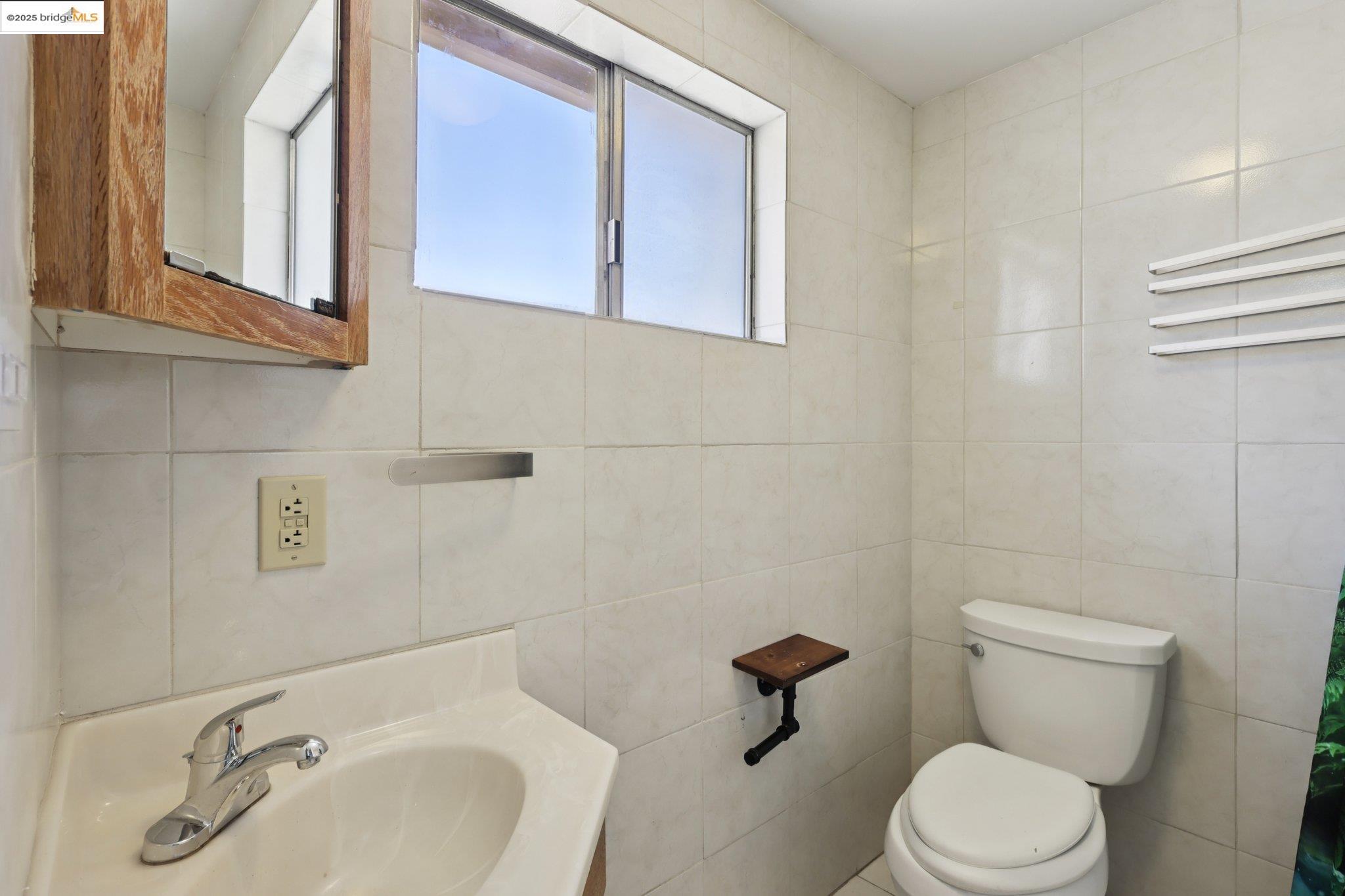 1822 40Th Ave, Oakland, California 94601, 4 Bedrooms Bedrooms, 7 Rooms Rooms,2 BathroomsBathrooms,Residential,For Sale,1822 40Th Ave,41103245