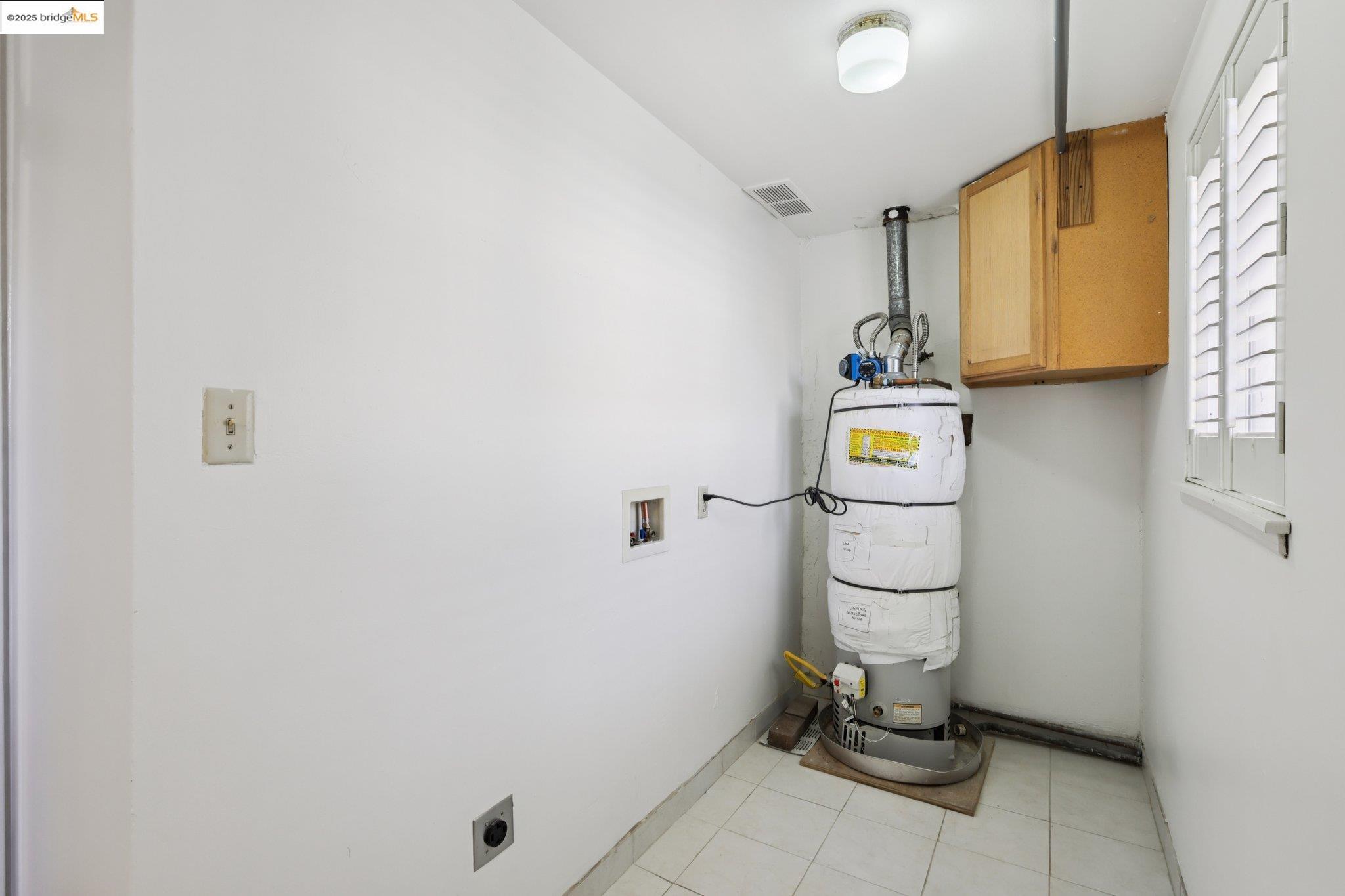 1822 40Th Ave, Oakland, California 94601, 4 Bedrooms Bedrooms, 7 Rooms Rooms,2 BathroomsBathrooms,Residential,For Sale,1822 40Th Ave,41103245