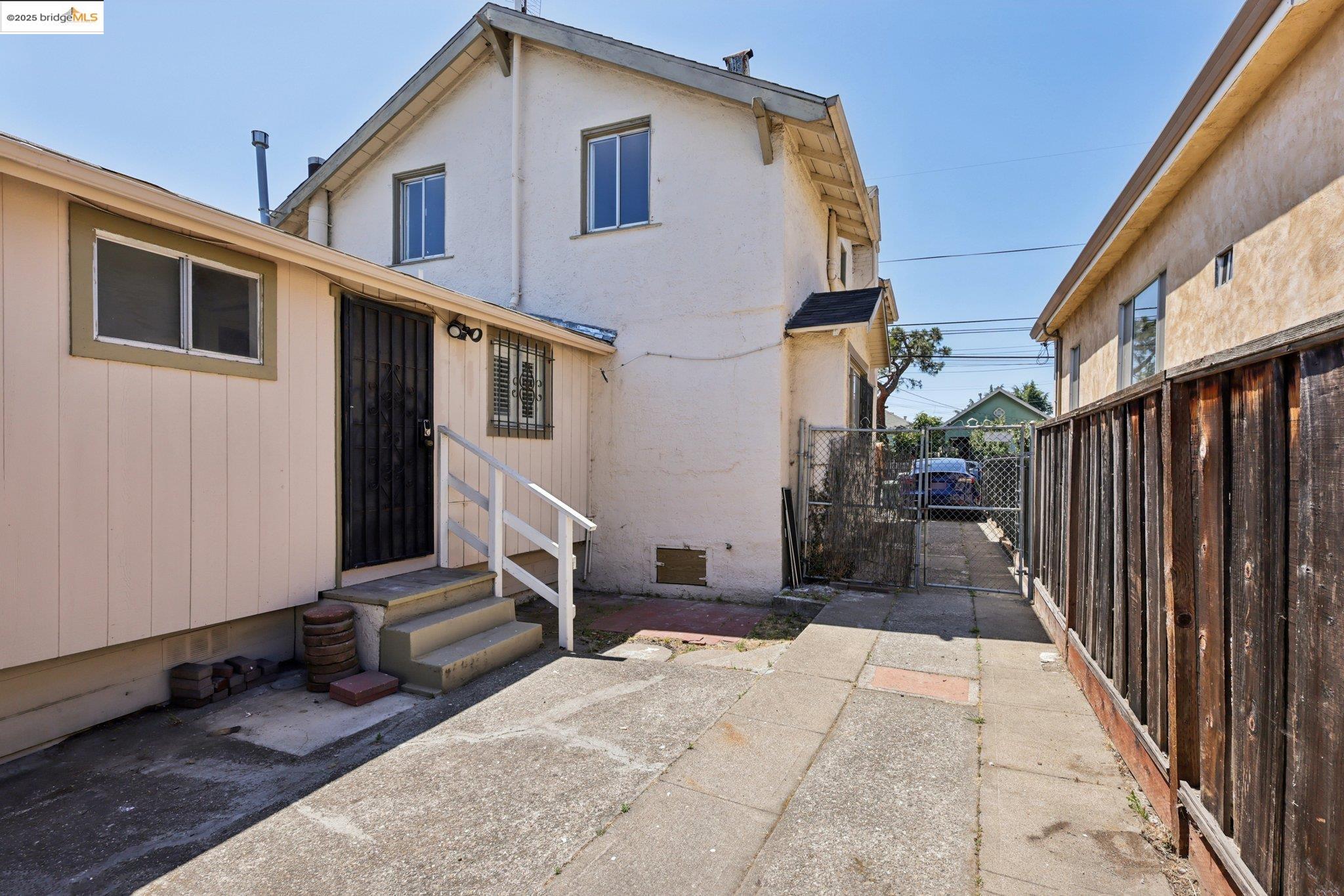 1822 40Th Ave, Oakland, California 94601, 4 Bedrooms Bedrooms, 7 Rooms Rooms,2 BathroomsBathrooms,Residential,For Sale,1822 40Th Ave,41103245
