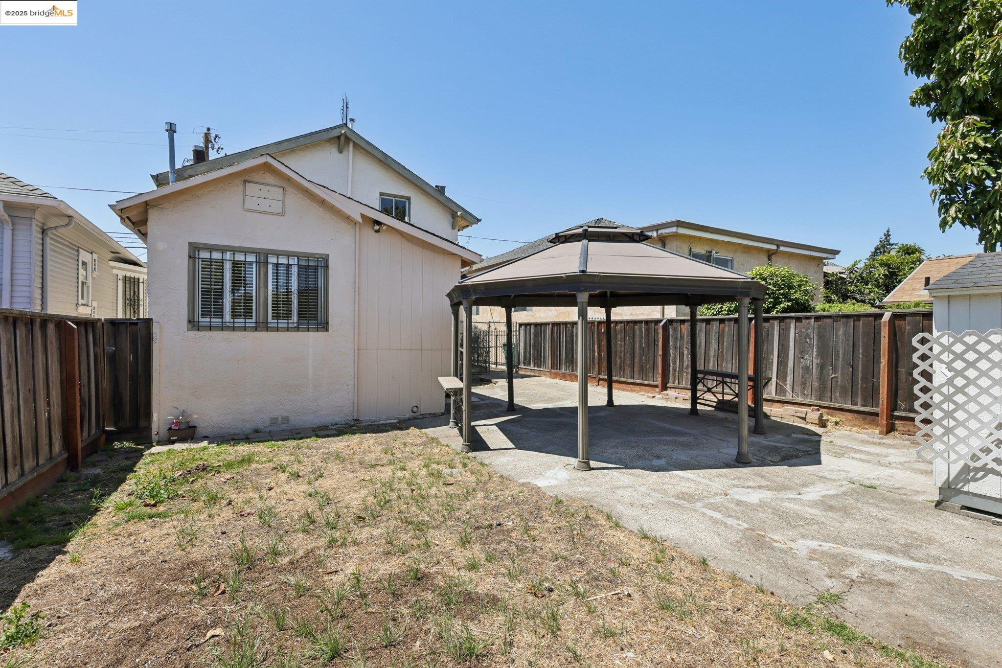 1822 40Th Ave, Oakland, California 94601, 4 Bedrooms Bedrooms, 7 Rooms Rooms,2 BathroomsBathrooms,Residential,For Sale,1822 40Th Ave,41103245