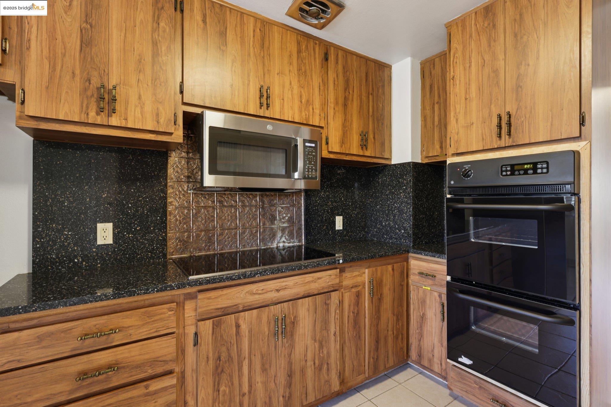 1822 40Th Ave, Oakland, California 94601, 4 Bedrooms Bedrooms, 7 Rooms Rooms,2 BathroomsBathrooms,Residential,For Sale,1822 40Th Ave,41103245