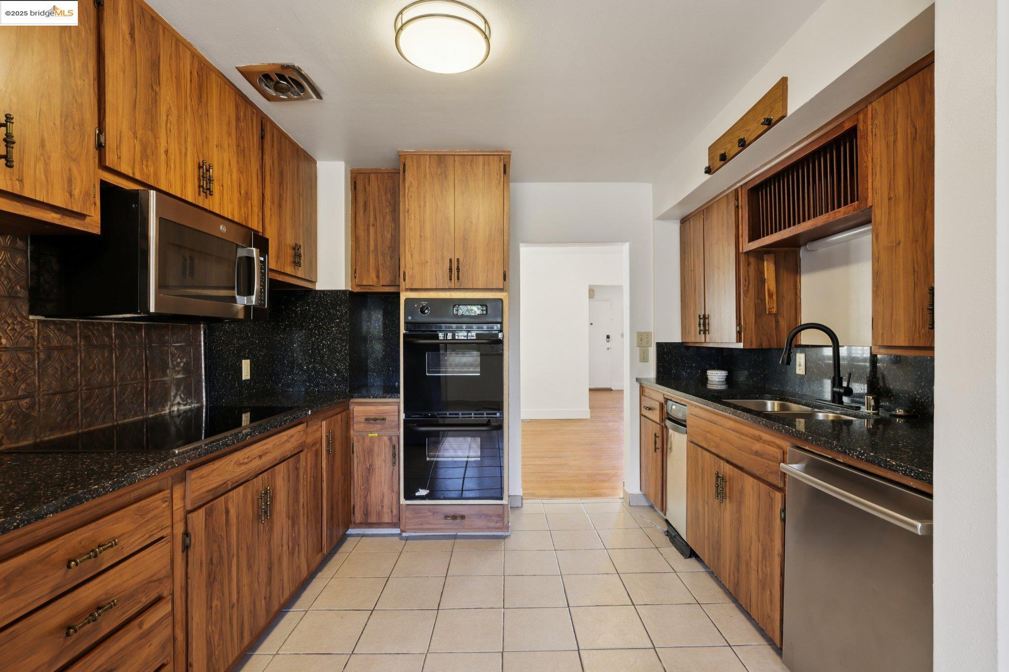 1822 40Th Ave, Oakland, California 94601, 4 Bedrooms Bedrooms, 7 Rooms Rooms,2 BathroomsBathrooms,Residential,For Sale,1822 40Th Ave,41103245