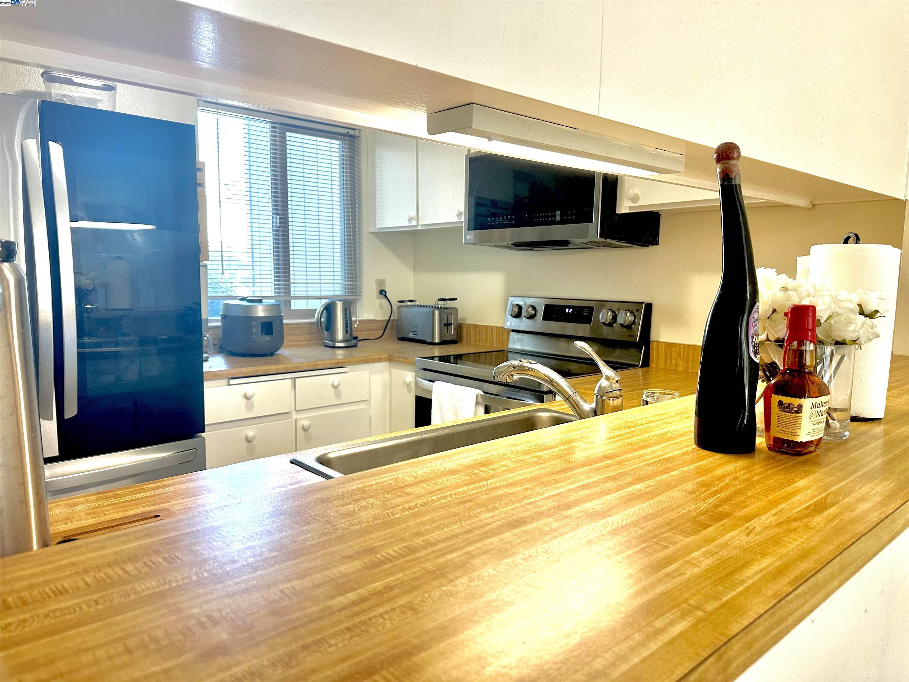 Detail Gallery Image 7 of 25 For 3521 Oleander, Alameda,  CA 94502 - 3 Beds | 1/1 Baths