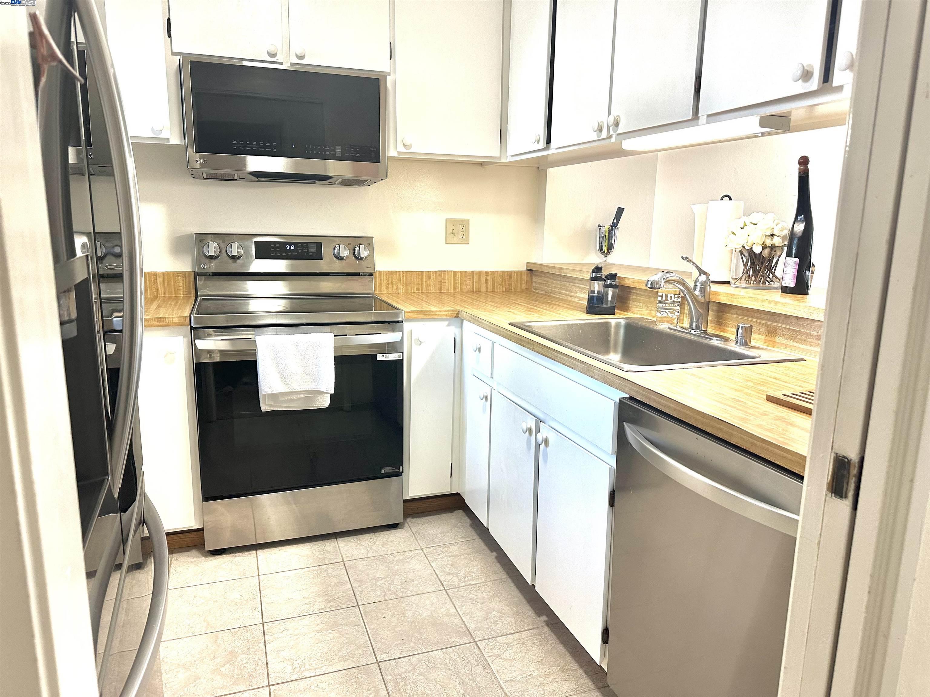 Detail Gallery Image 8 of 25 For 3521 Oleander, Alameda,  CA 94502 - 3 Beds | 1/1 Baths