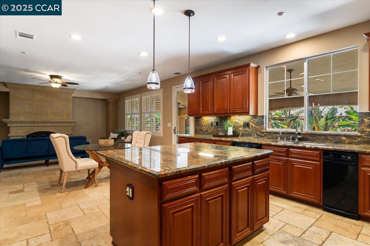 Detail Gallery Image 7 of 47 For 1669 Albani Place, Brentwood,  CA 94513 - 5 Beds | 3/1 Baths