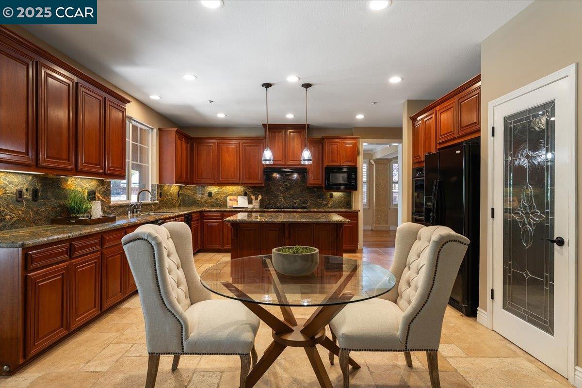Detail Gallery Image 8 of 47 For 1669 Albani Place, Brentwood,  CA 94513 - 5 Beds | 3/1 Baths