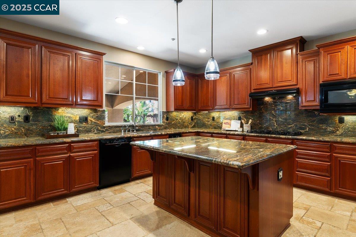 Detail Gallery Image 9 of 47 For 1669 Albani Place, Brentwood,  CA 94513 - 5 Beds | 3/1 Baths