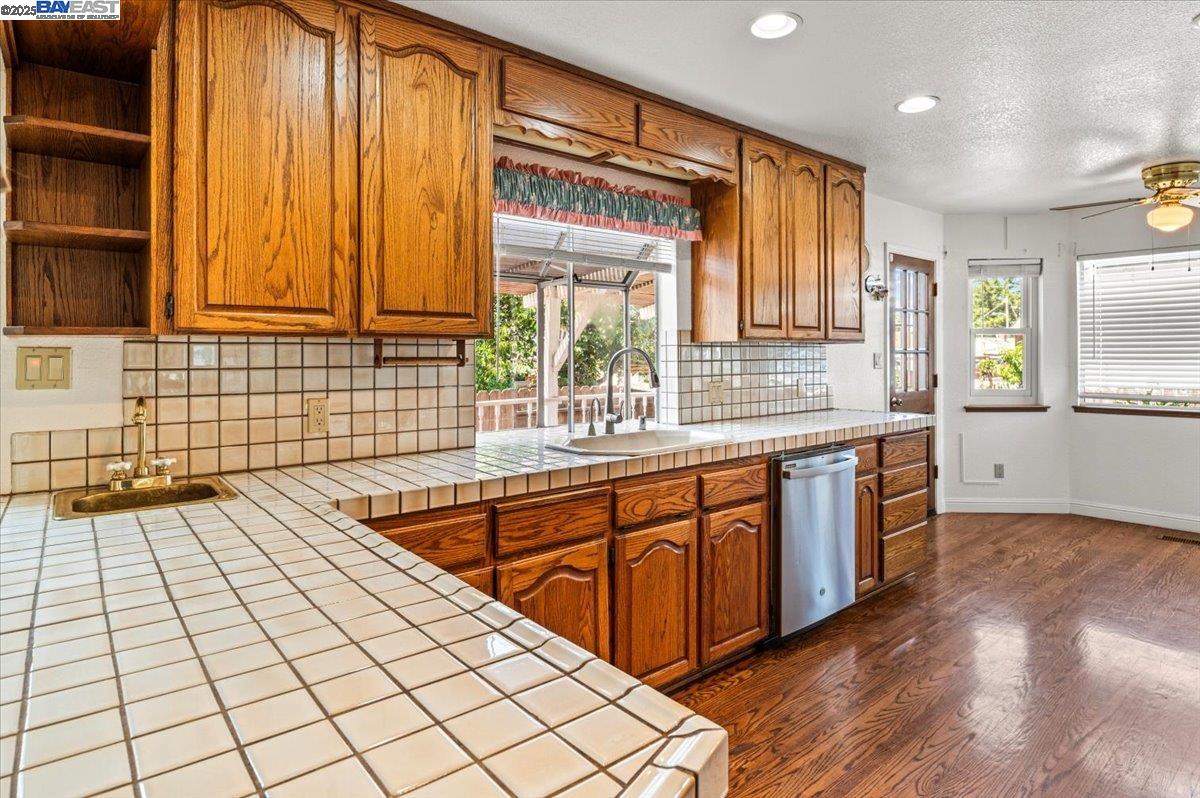 4095 Robin Ln, Castro Valley, California 94546, 4 Bedrooms Bedrooms, 8 Rooms Rooms,3 BathroomsBathrooms,Residential,For Sale,4095 Robin Ln,41103263