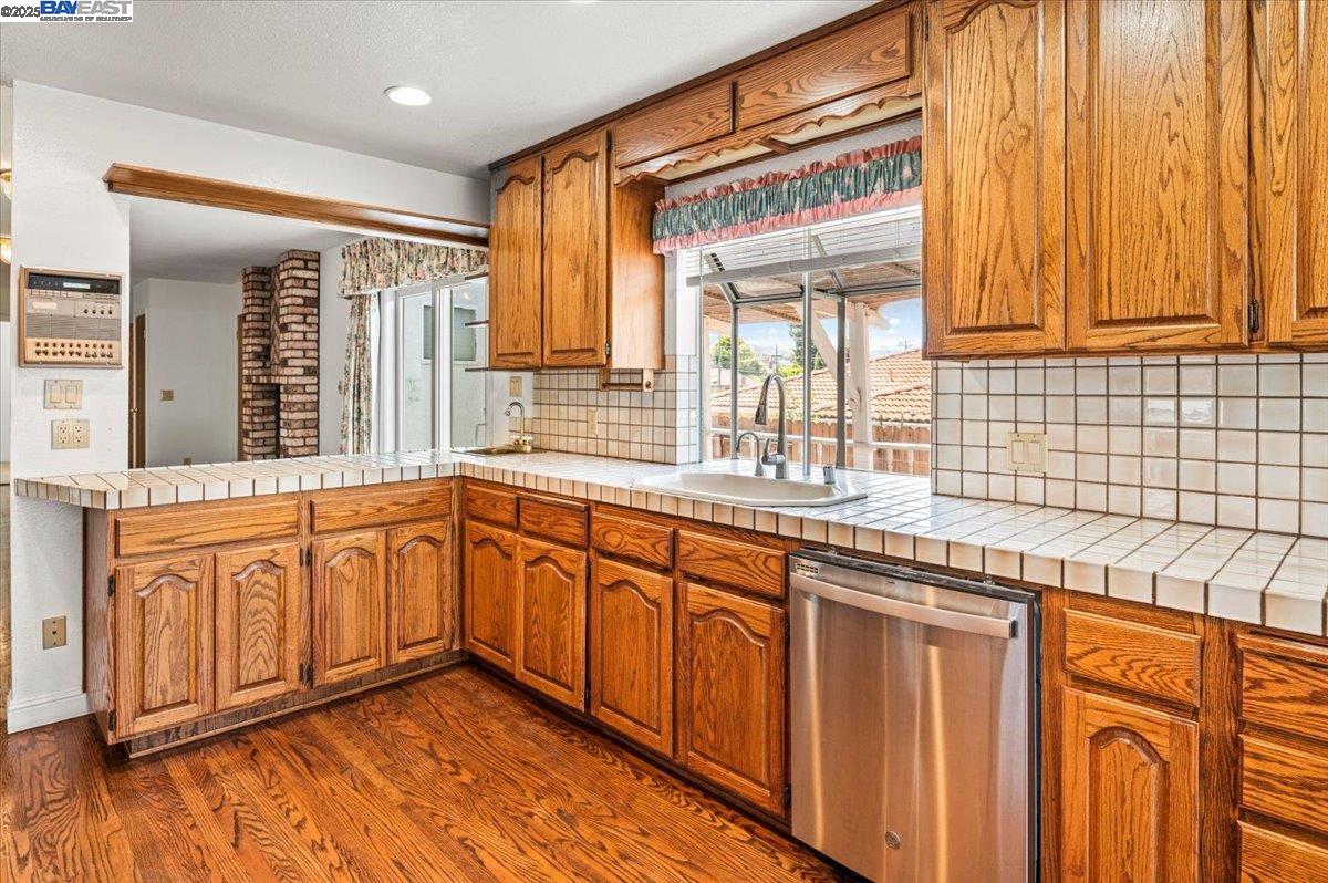 4095 Robin Ln, Castro Valley, California 94546, 4 Bedrooms Bedrooms, 8 Rooms Rooms,3 BathroomsBathrooms,Residential,For Sale,4095 Robin Ln,41103263