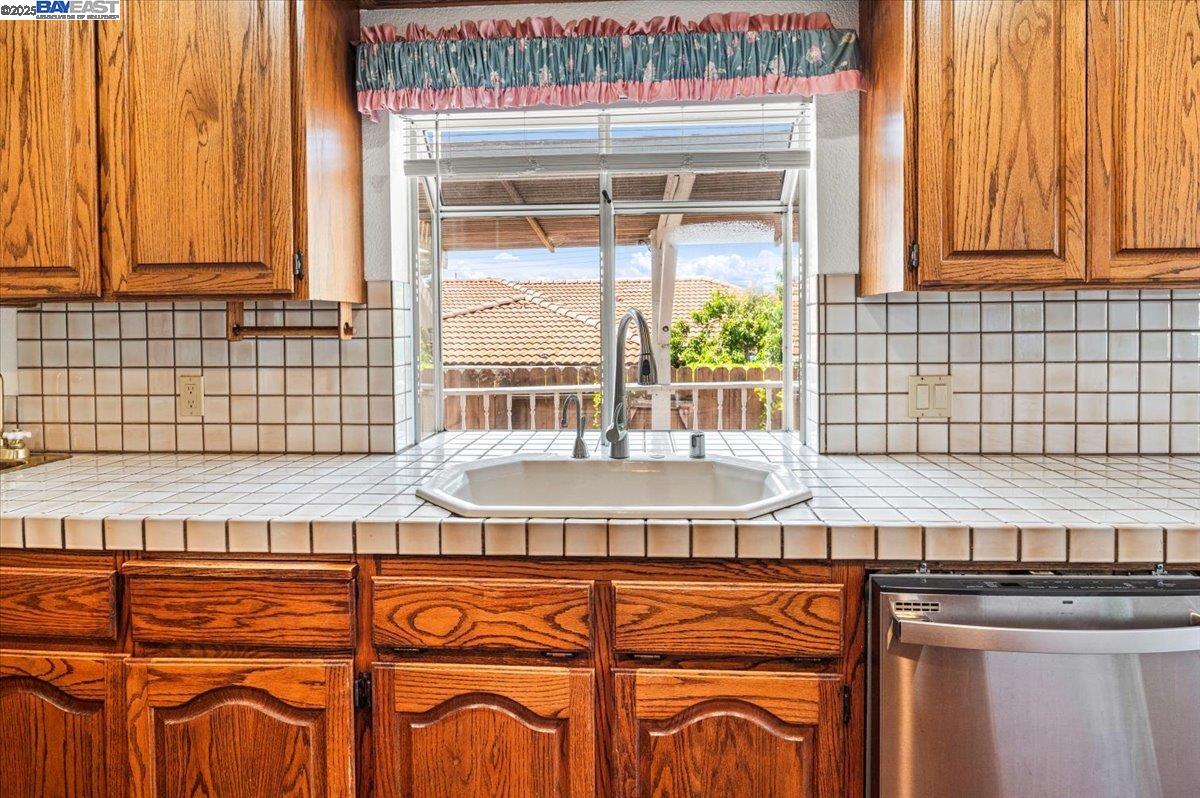 4095 Robin Ln, Castro Valley, California 94546, 4 Bedrooms Bedrooms, 8 Rooms Rooms,3 BathroomsBathrooms,Residential,For Sale,4095 Robin Ln,41103263