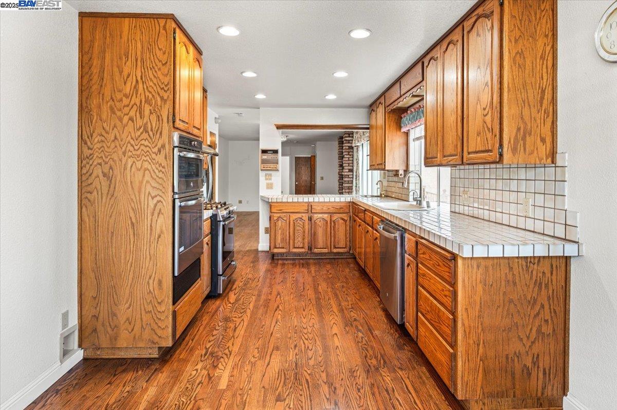 4095 Robin Ln, Castro Valley, California 94546, 4 Bedrooms Bedrooms, 8 Rooms Rooms,3 BathroomsBathrooms,Residential,For Sale,4095 Robin Ln,41103263