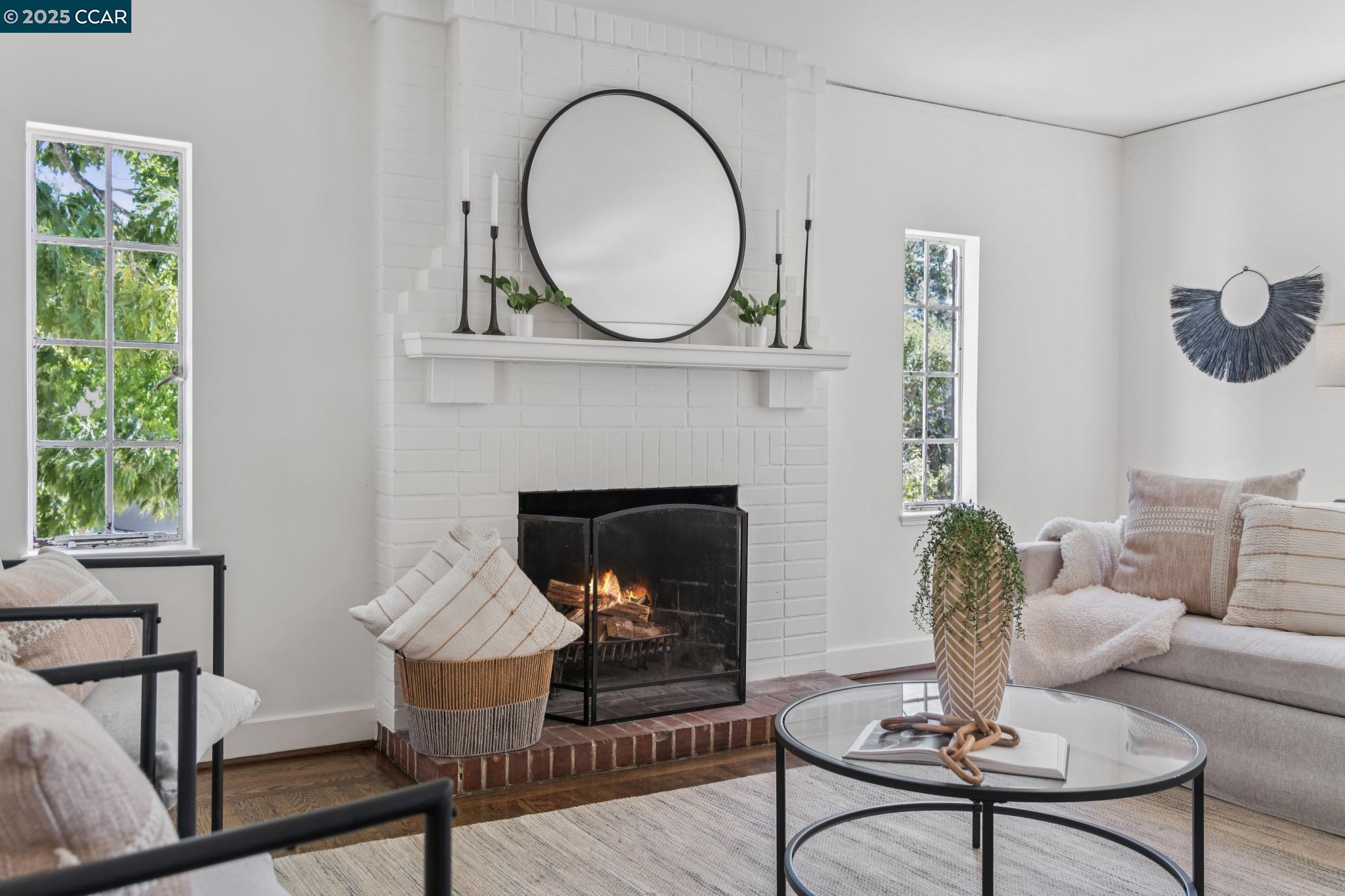 2450 Hillside Ave, Berkeley, California 94704, 3 Bedrooms Bedrooms, 7 Rooms Rooms,1 BathroomBathrooms,Residential,For Sale,2450 Hillside Ave,41103269